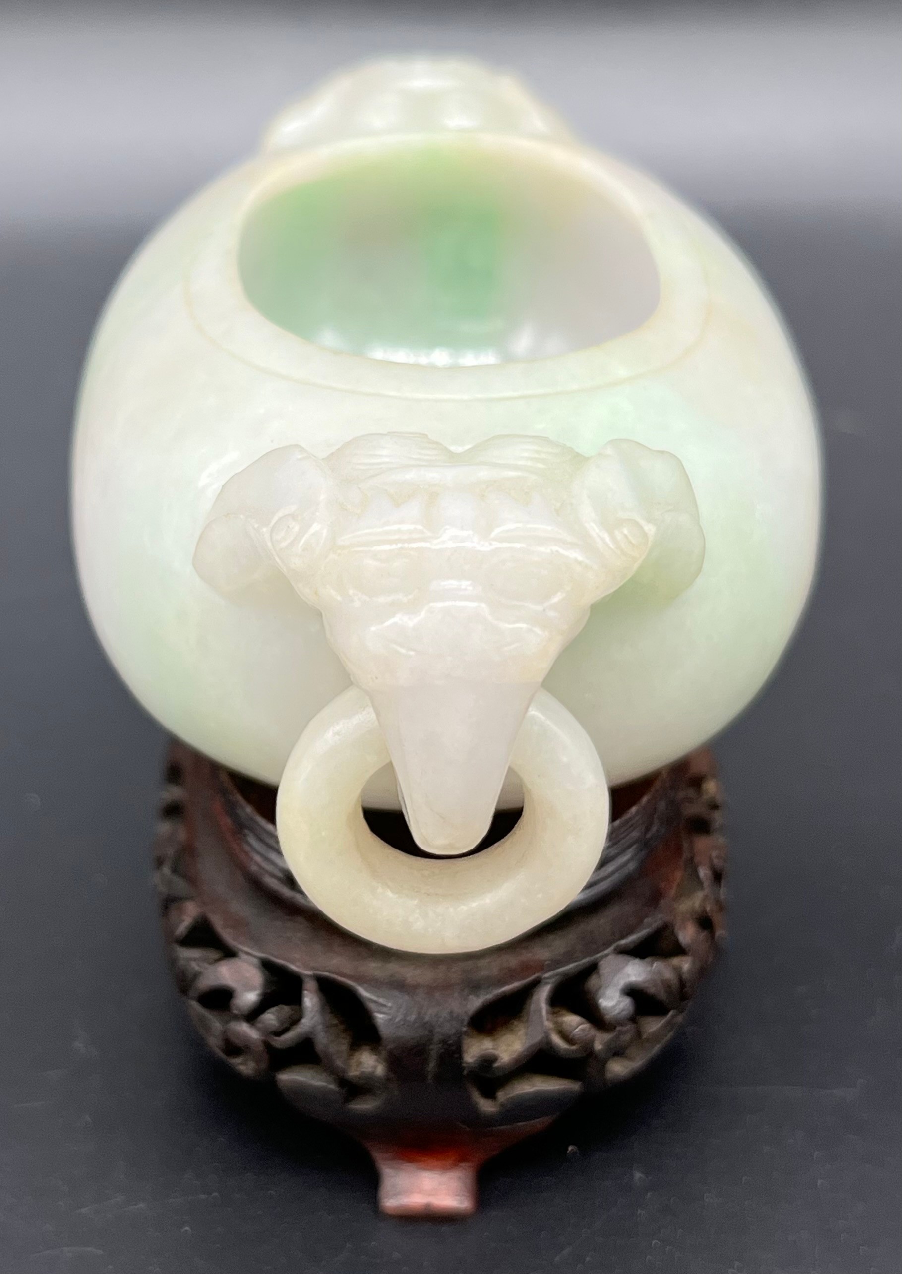 Antique Chinese pale jade small two handle urn vase, together with a later hand carved wooden stand. - Bild 9 aus 11