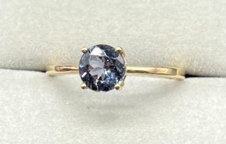 10ct yellow gold ring set with a round cut blue iolite gem stone. (Ring size S) (2.48grams)