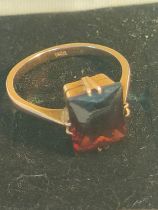 A 9ct gold garnet stone ring [size F]