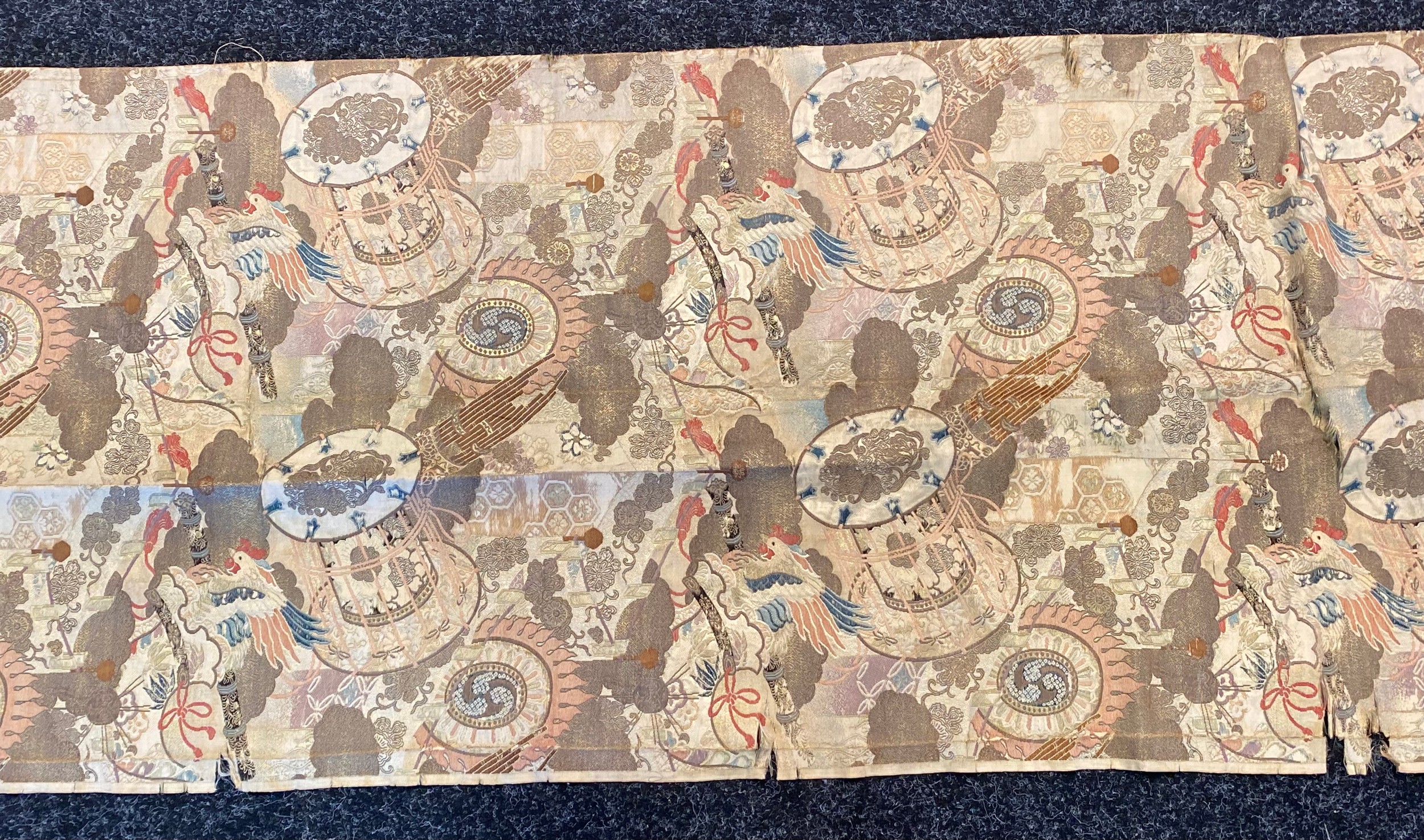 A Qing dynasty Chinese silk gold thread panel depicting cockerals [410cm in length] - Bild 4 aus 13