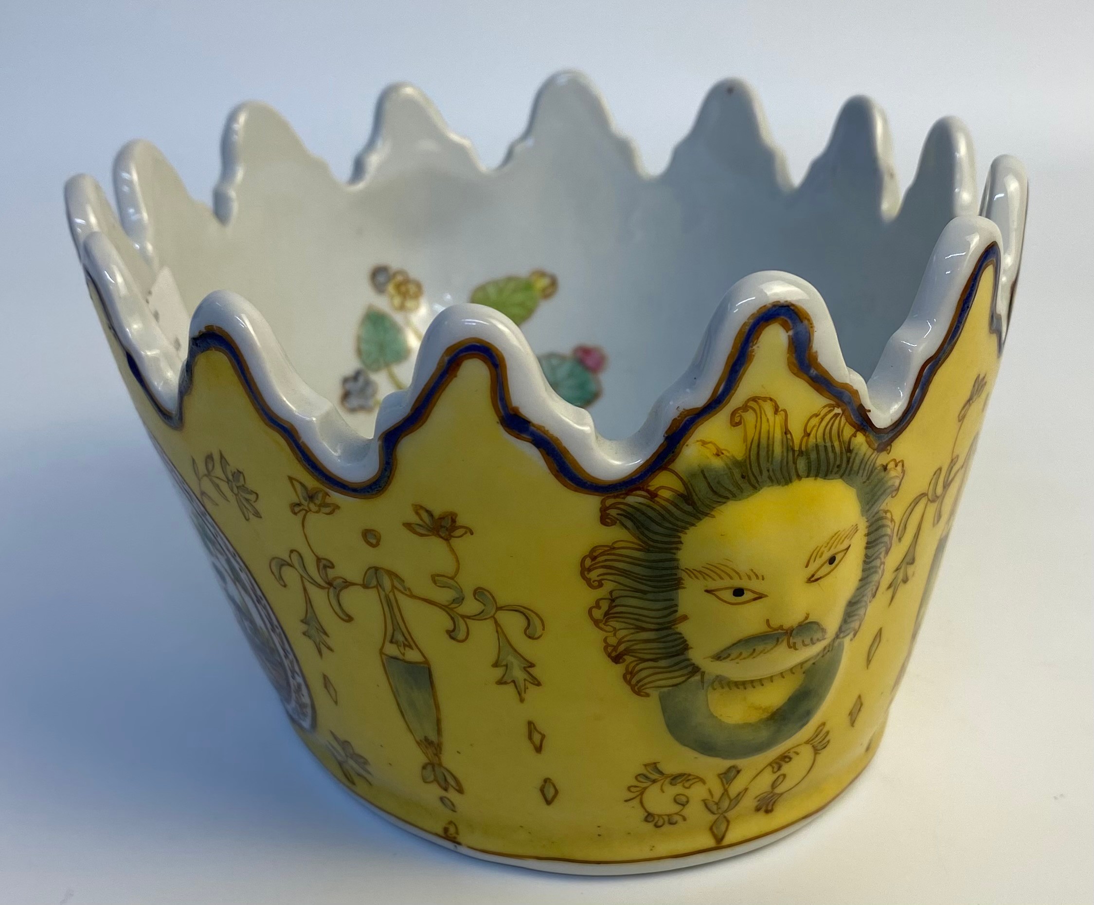 A Pair of 20th century Chinese Porcelain Jaune Ground Lion Head Monteith with Pheasant and Wolf - Bild 5 aus 8