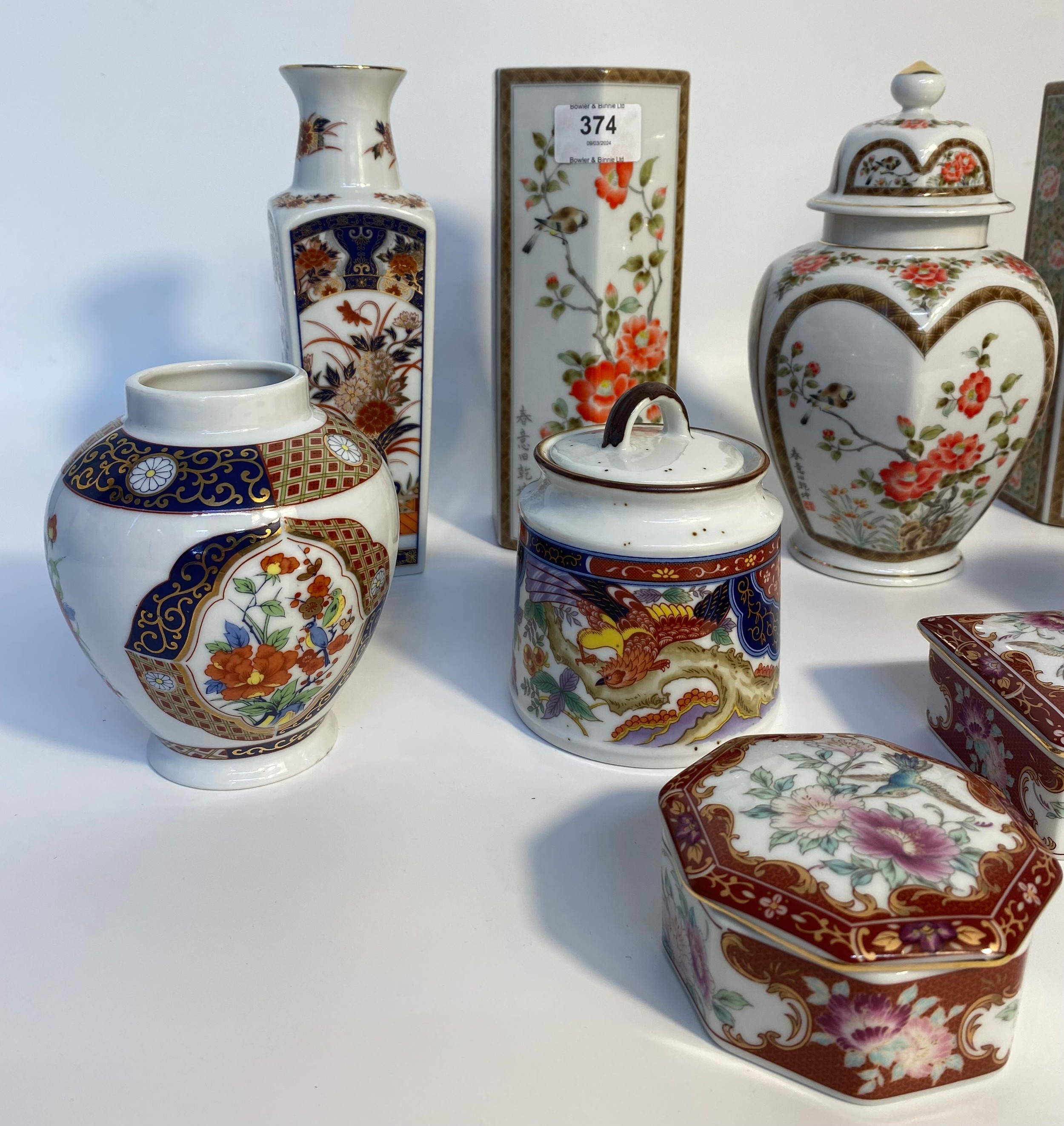 A collection of modern oriental ware; A pair of modern signed flower & bird scene vases - Bild 2 aus 4