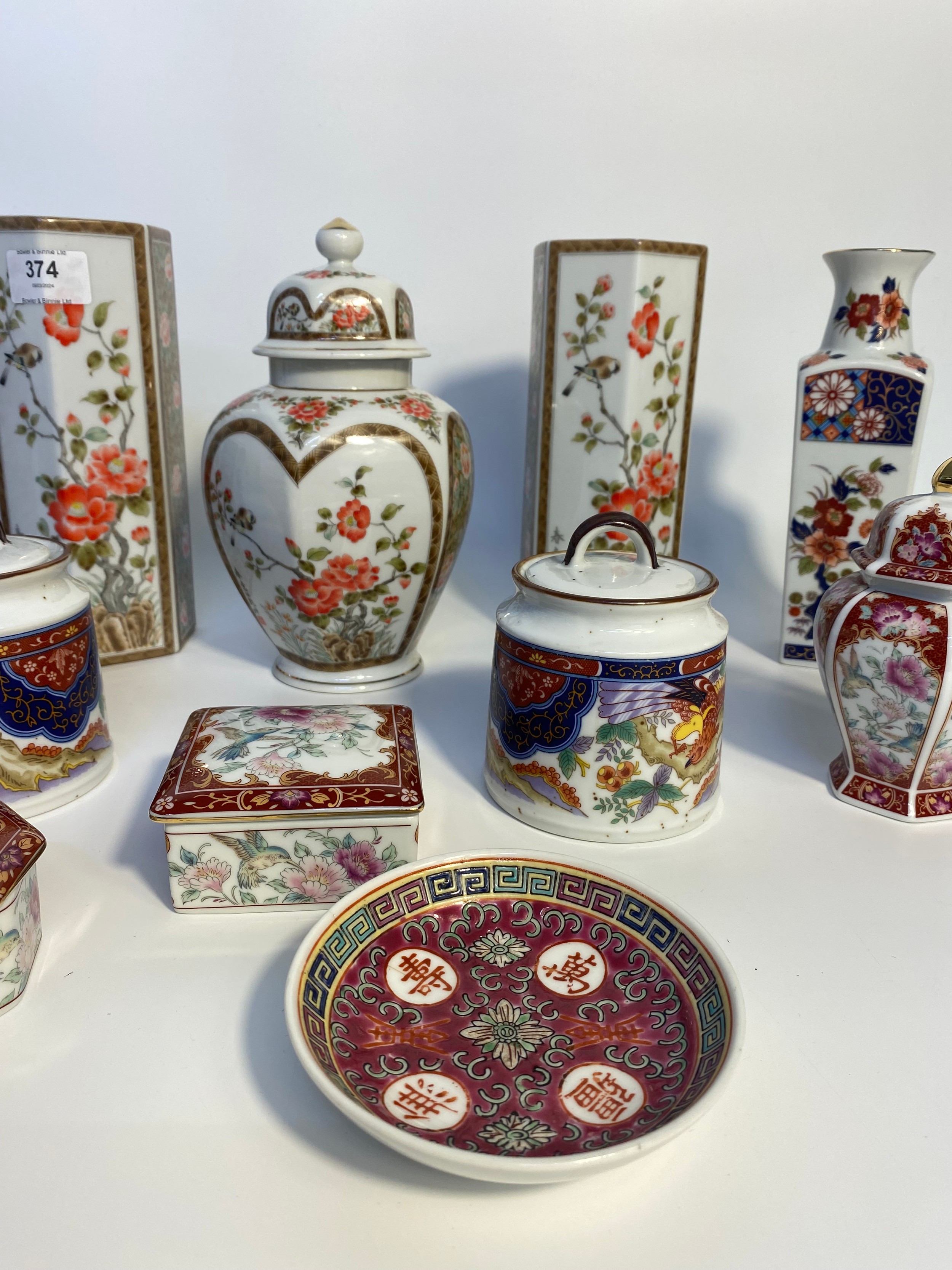 A collection of modern oriental ware; A pair of modern signed flower & bird scene vases - Bild 3 aus 4