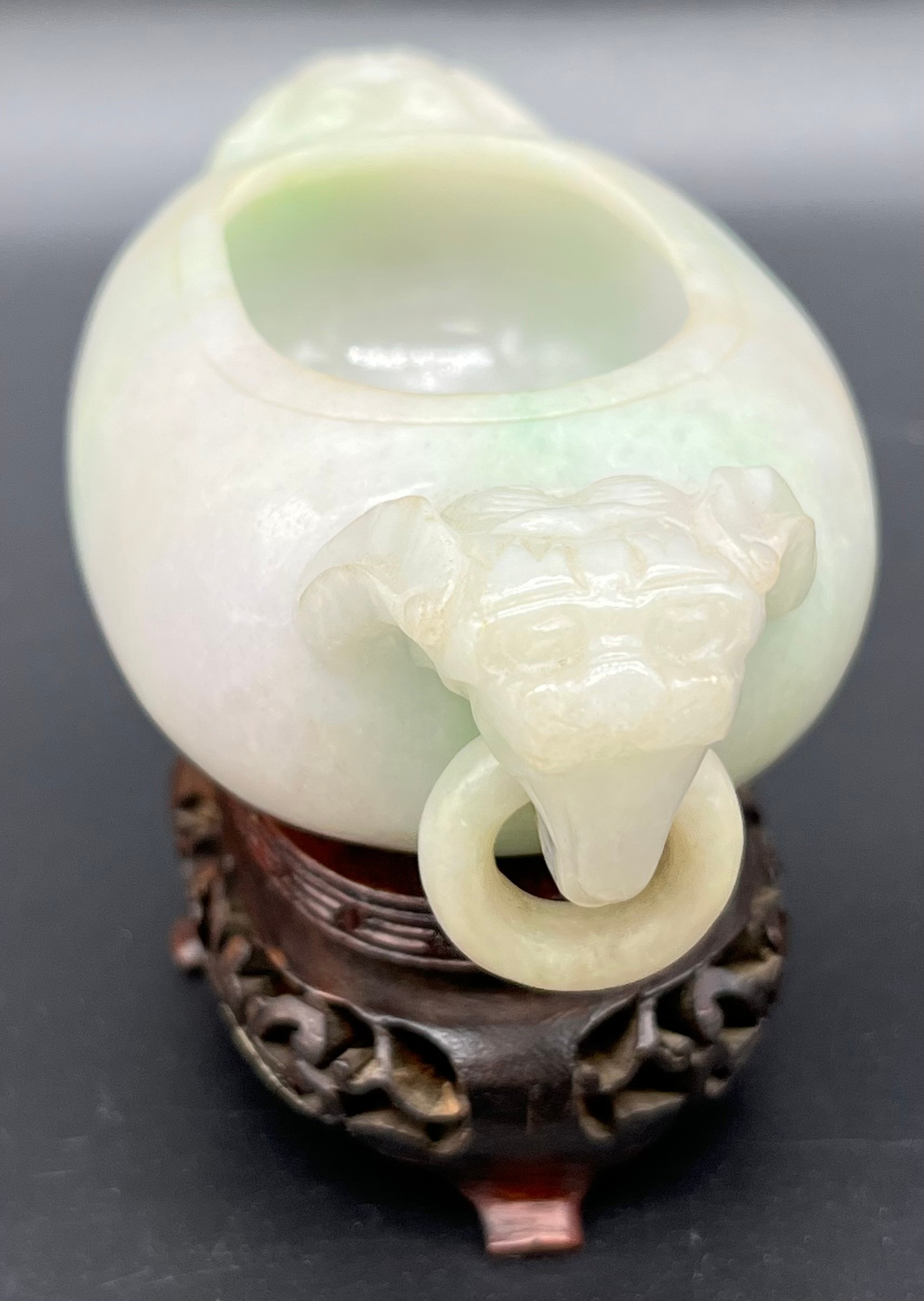 Antique Chinese pale jade small two handle urn vase, together with a later hand carved wooden stand. - Bild 11 aus 11