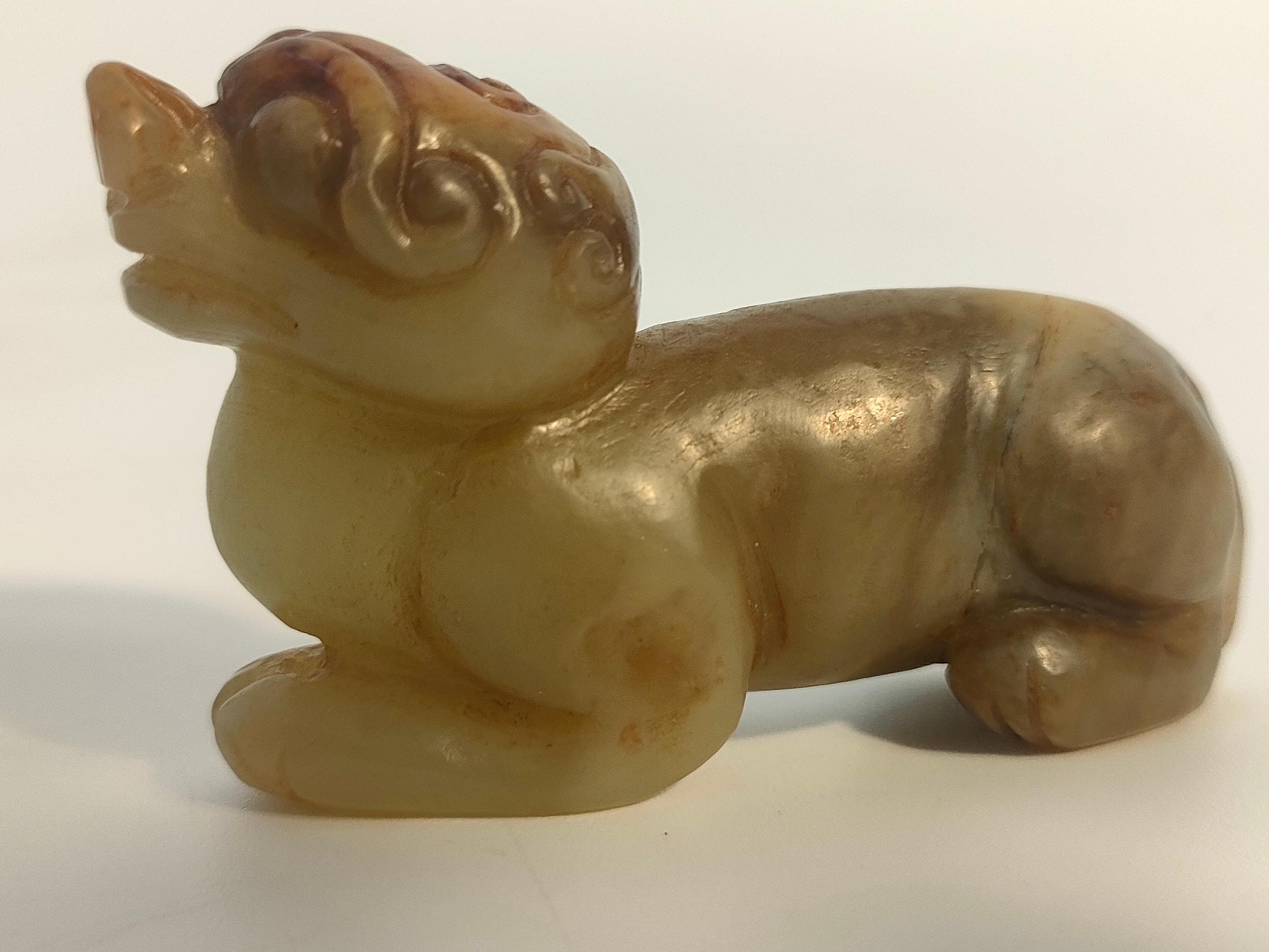 A Qing dynasty Jade figure of a mysterious creature Green & brown colour [6x3.5cm] - Bild 2 aus 5