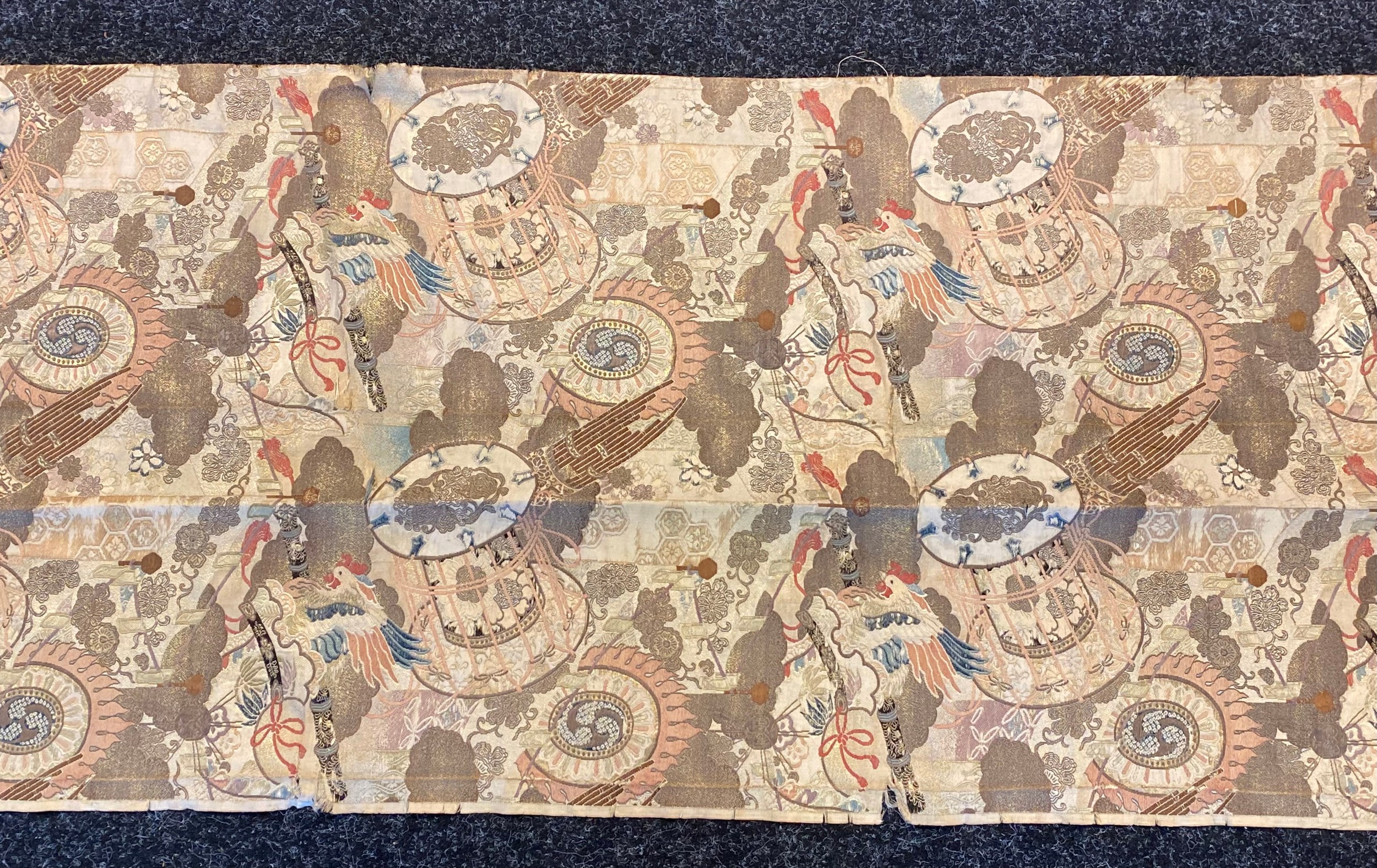 A Qing dynasty Chinese silk gold thread panel depicting cockerals [410cm in length] - Bild 3 aus 13