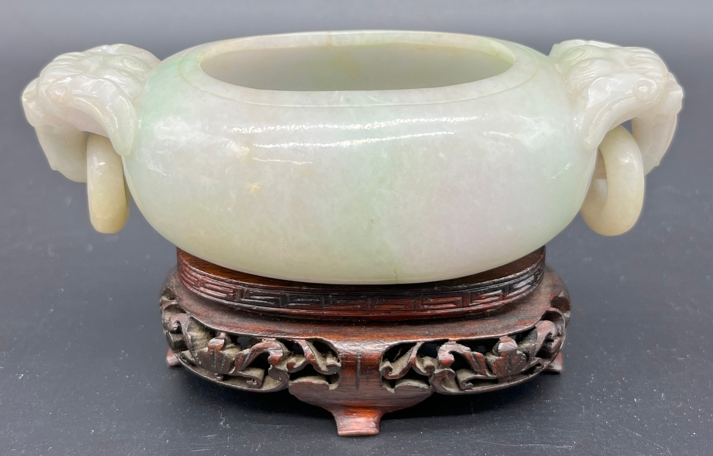 Antique Chinese pale jade small two handle urn vase, together with a later hand carved wooden stand. - Bild 10 aus 11