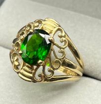9ct yellow gold ring set with an oval cut green Quartz gem stone. [Ring size M] [4.50Grams]