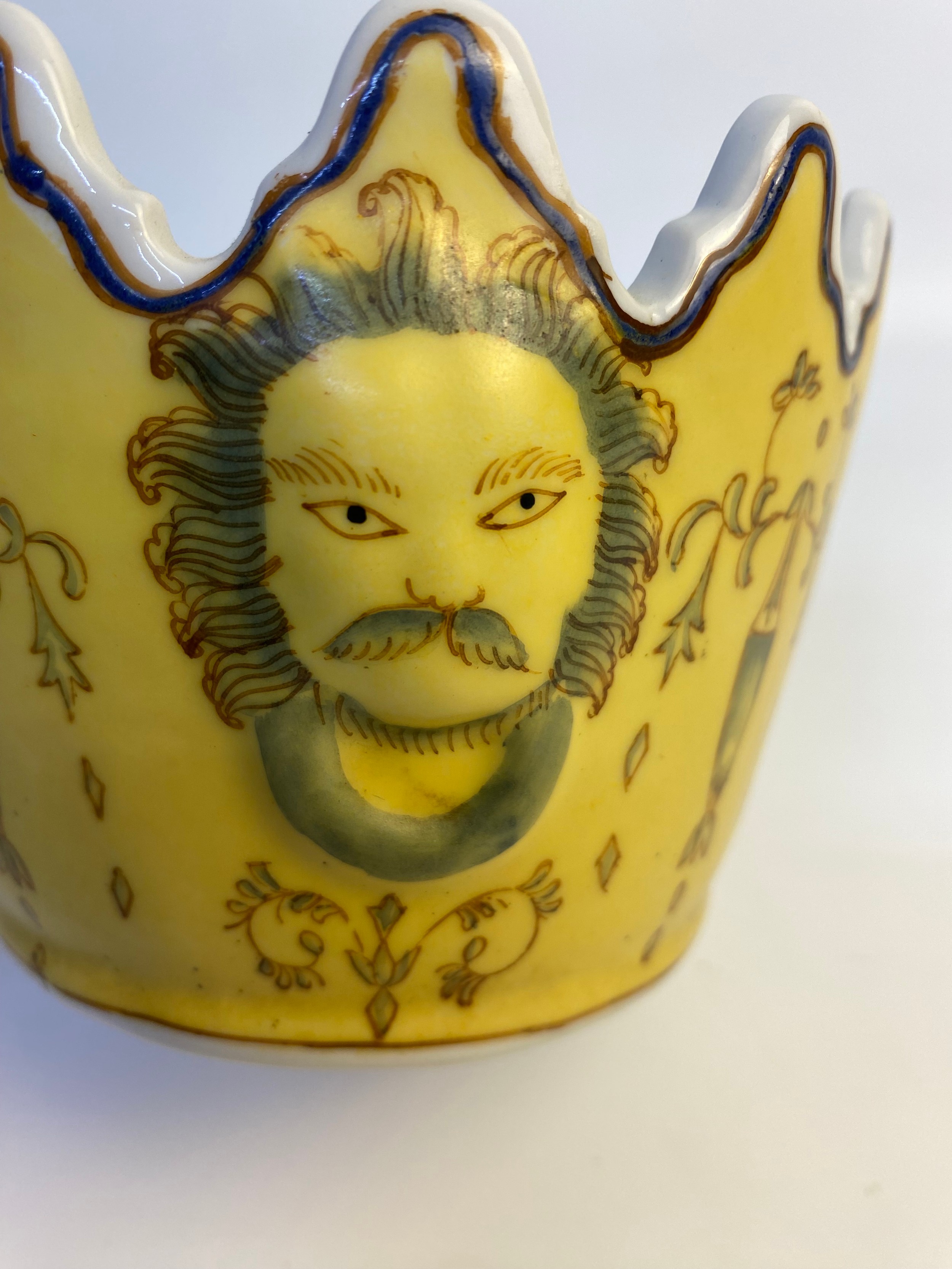 A Pair of 20th century Chinese Porcelain Jaune Ground Lion Head Monteith with Pheasant and Wolf - Bild 6 aus 8