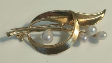 9ct yellow gold leaf style brooch fitted with four various sized fresh water pearls. [2.81grams]