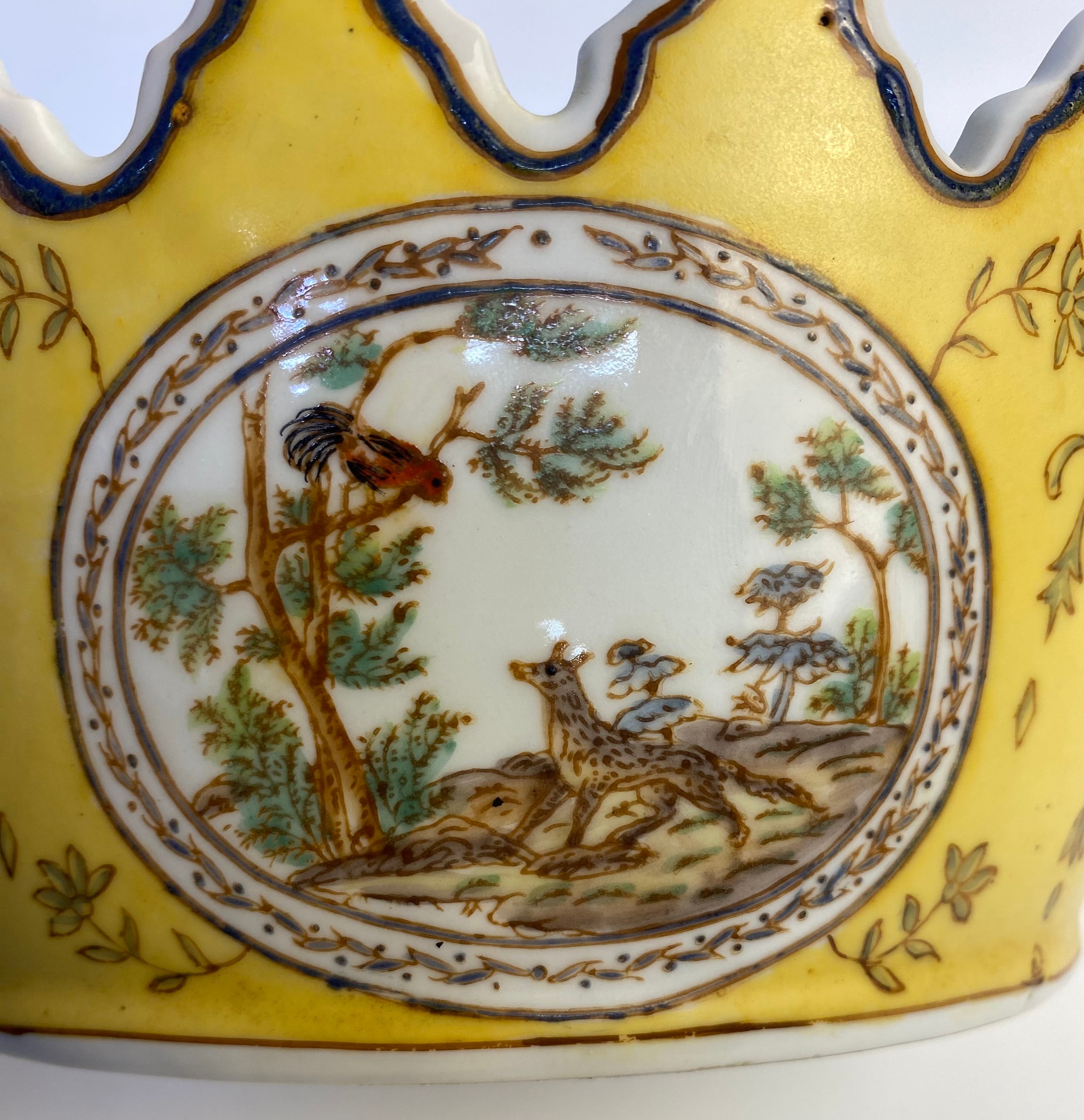 A Pair of 20th century Chinese Porcelain Jaune Ground Lion Head Monteith with Pheasant and Wolf - Bild 3 aus 8