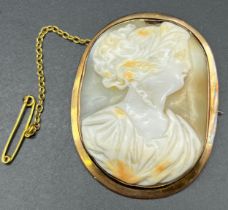 Antique 9ct yellow gold and hand carved cameo brooch.