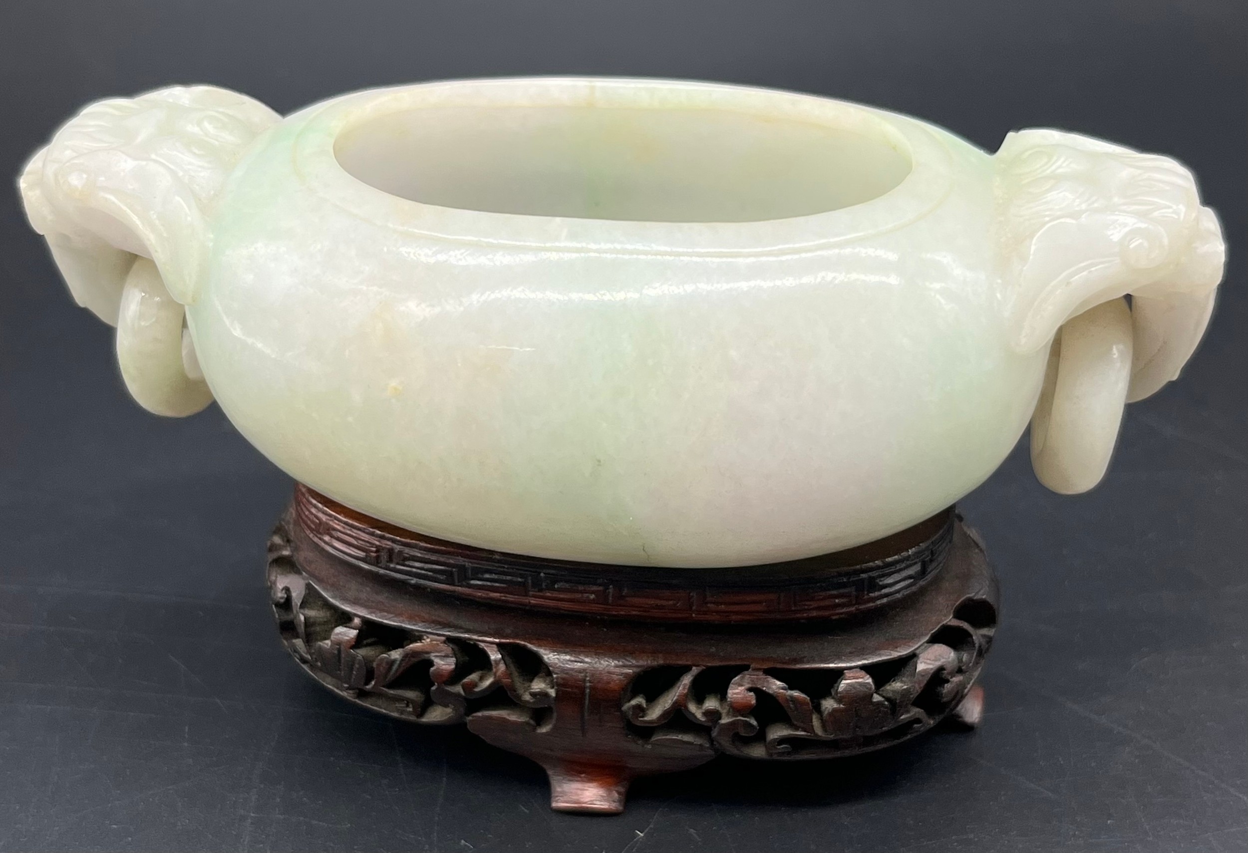 Antique Chinese pale jade small two handle urn vase, together with a later hand carved wooden stand. - Bild 2 aus 11