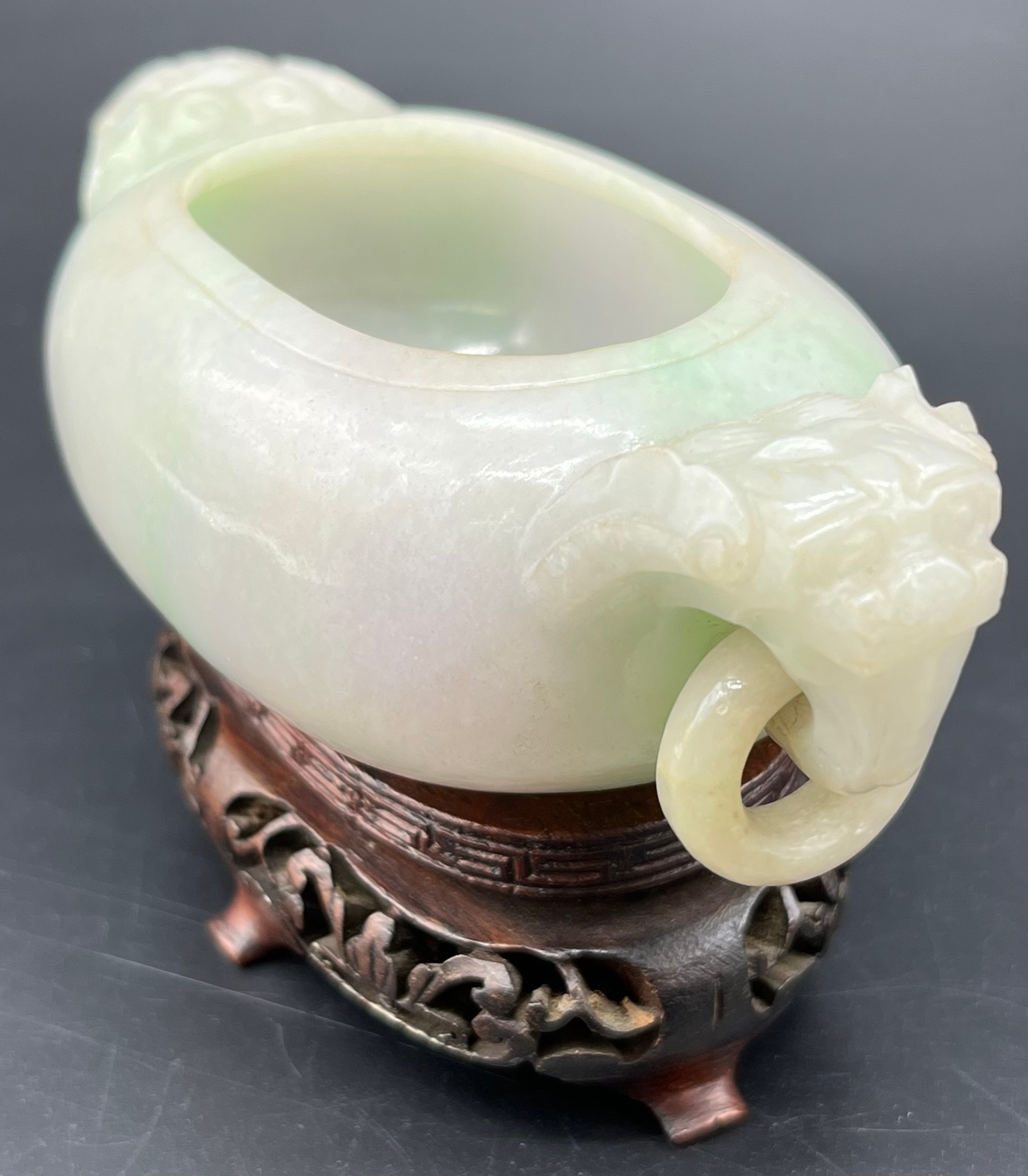 Antique Chinese pale jade small two handle urn vase, together with a later hand carved wooden stand. - Bild 5 aus 11