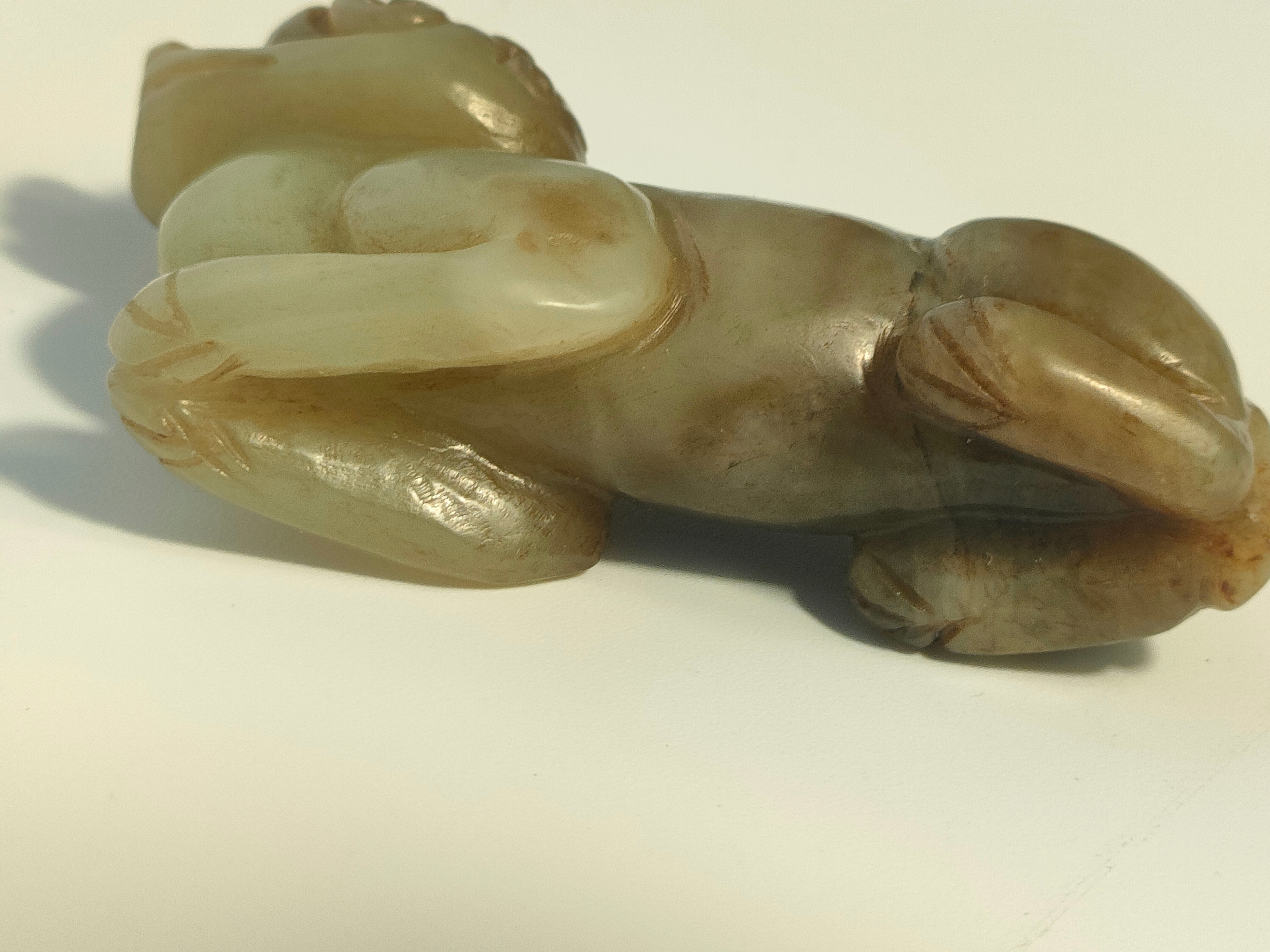 A Qing dynasty Jade figure of a mysterious creature Green & brown colour [6x3.5cm] - Bild 5 aus 5