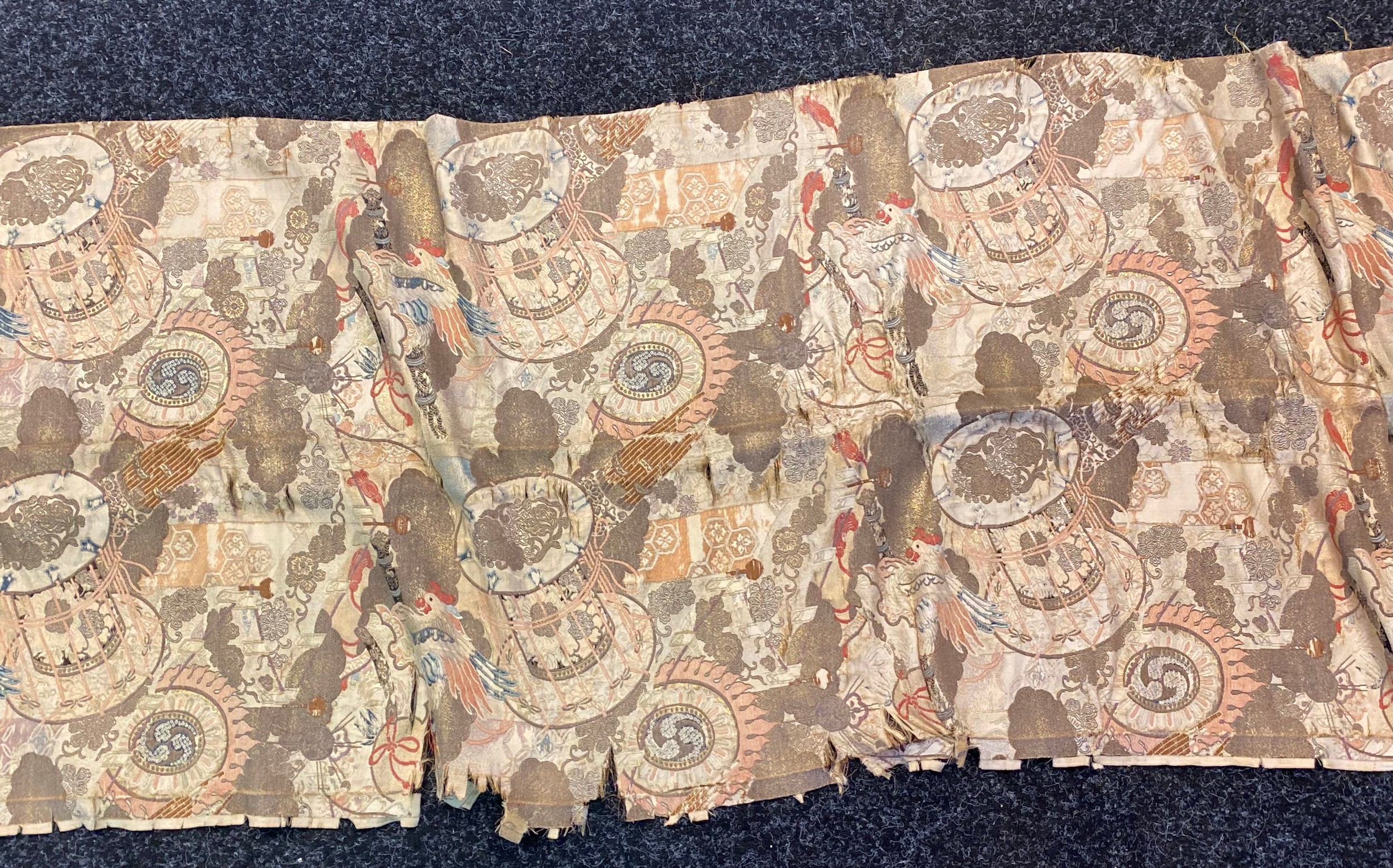 A Qing dynasty Chinese silk gold thread panel depicting cockerals [410cm in length] - Bild 6 aus 13