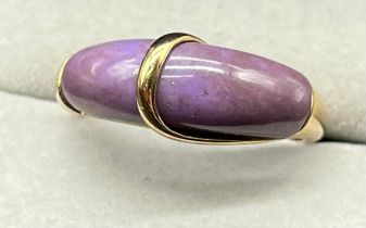 9ct yellow gold and purple stone ring. [Ring size R] [3.46Grams]