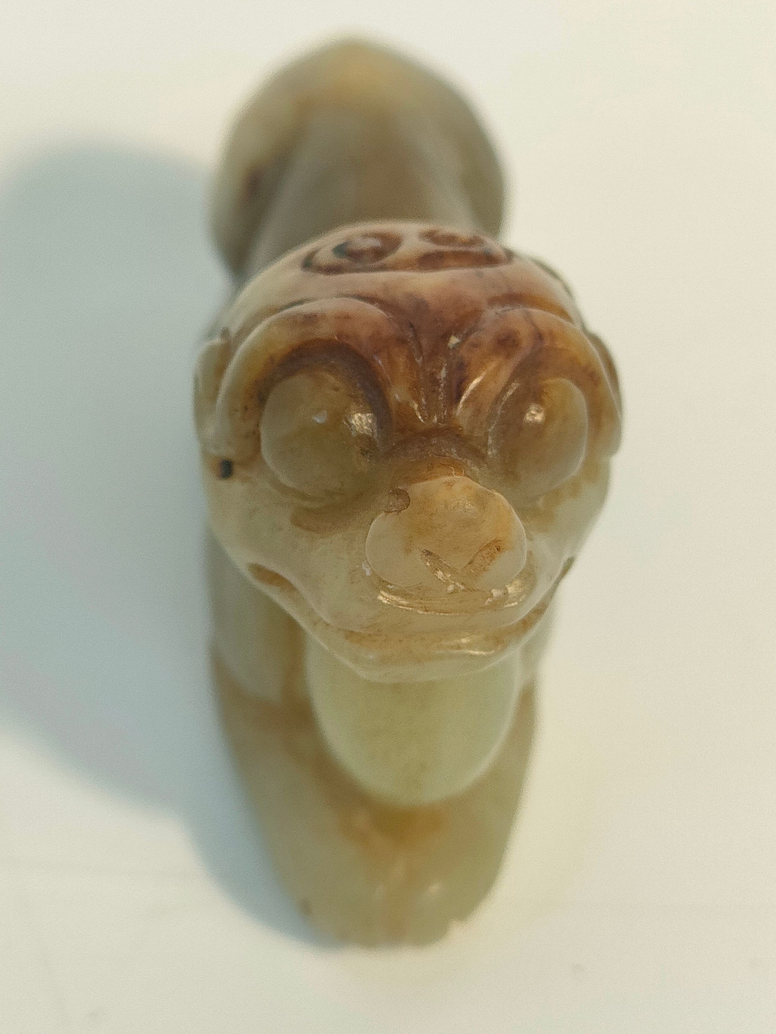 A Qing dynasty Jade figure of a mysterious creature Green & brown colour [6x3.5cm] - Bild 3 aus 5