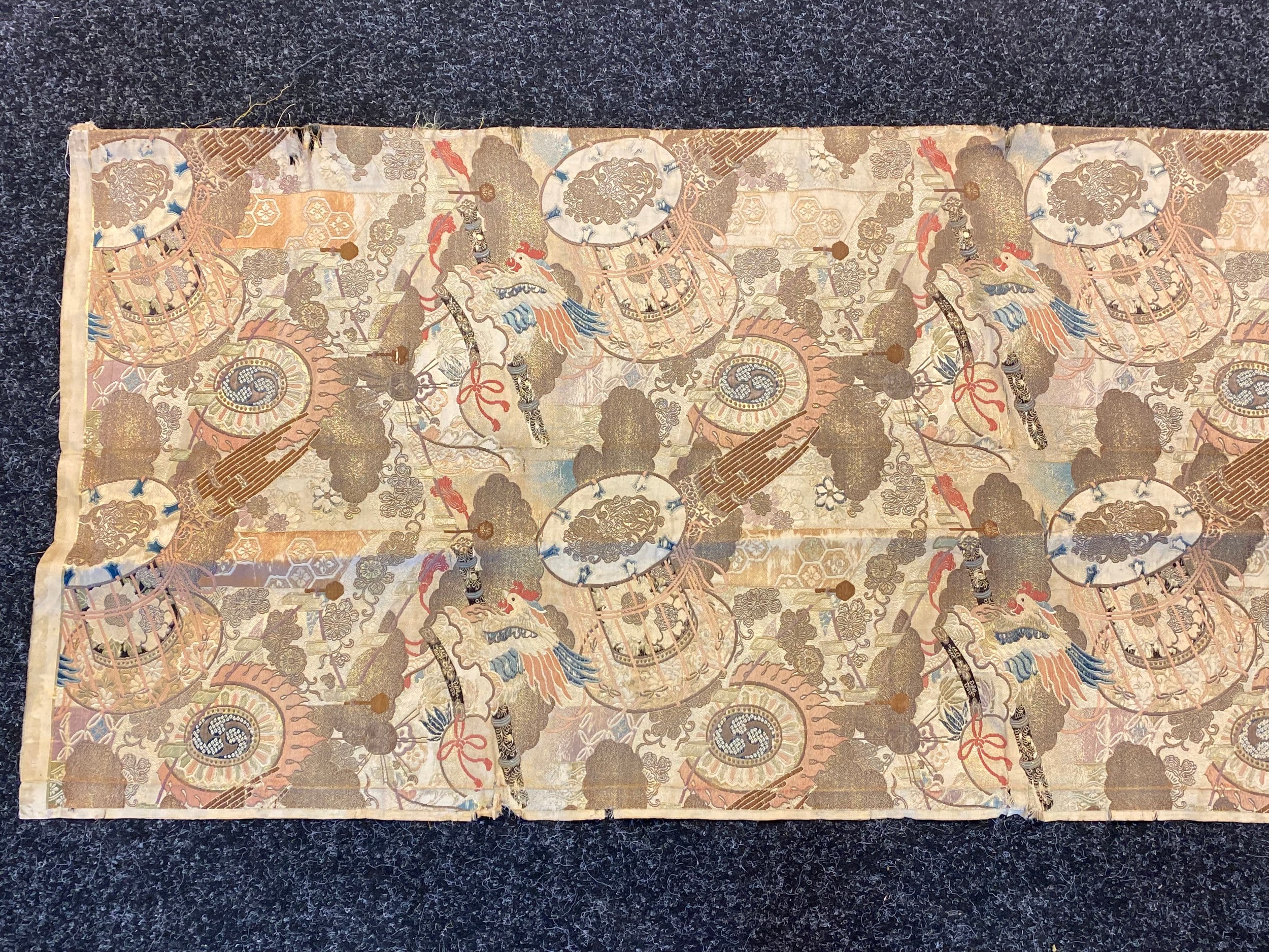 A Qing dynasty Chinese silk gold thread panel depicting cockerals [410cm in length] - Bild 2 aus 13