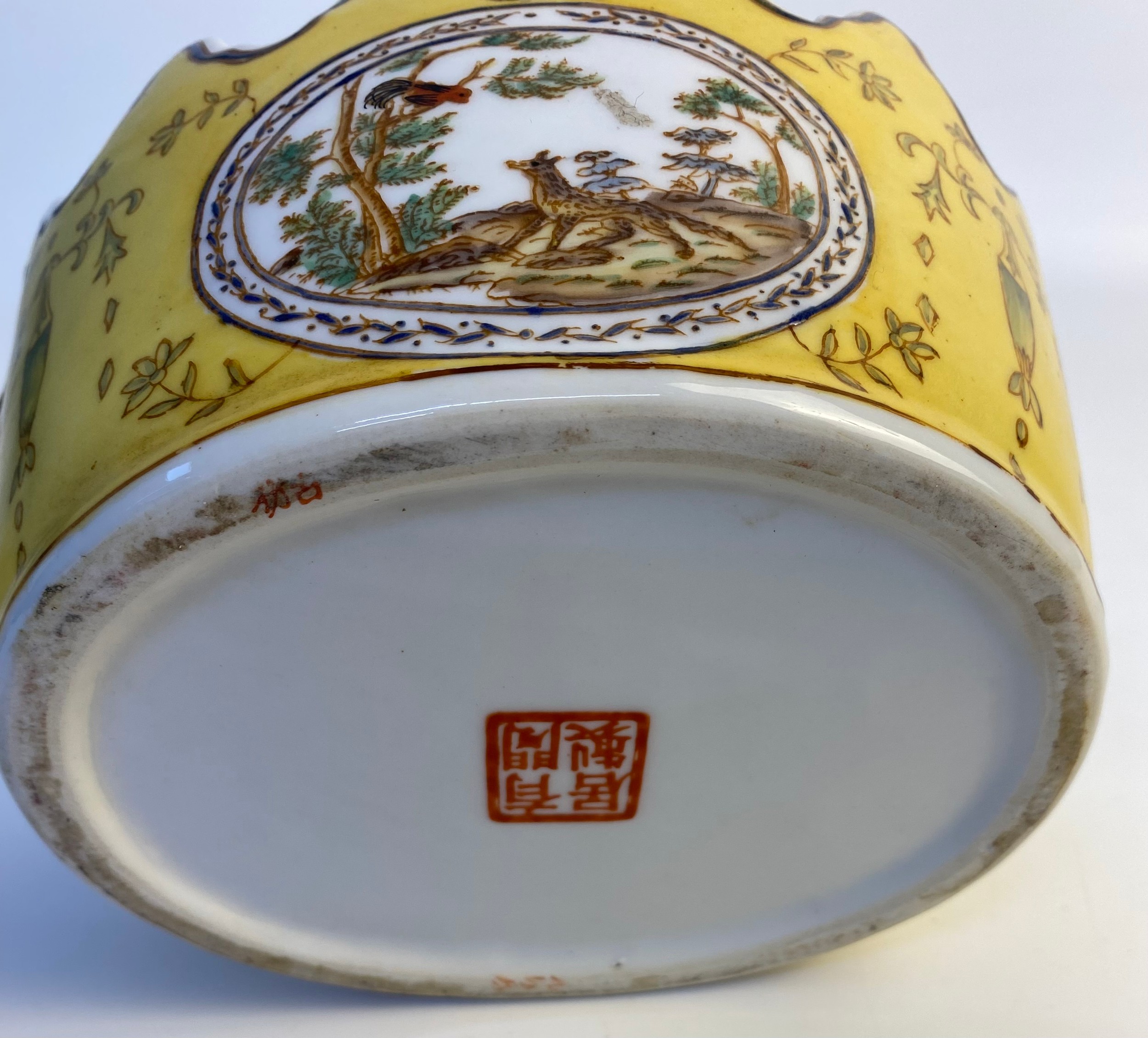 A Pair of 20th century Chinese Porcelain Jaune Ground Lion Head Monteith with Pheasant and Wolf - Bild 8 aus 8