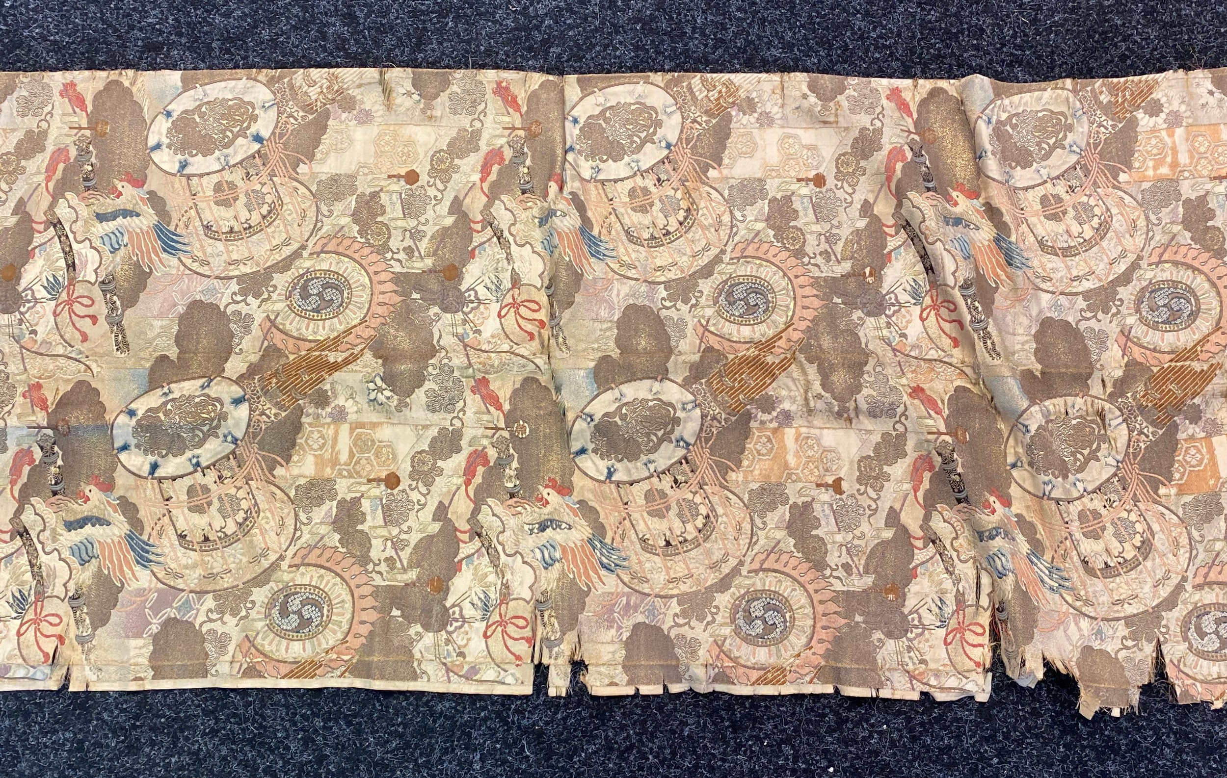 A Qing dynasty Chinese silk gold thread panel depicting cockerals [410cm in length] - Bild 5 aus 13