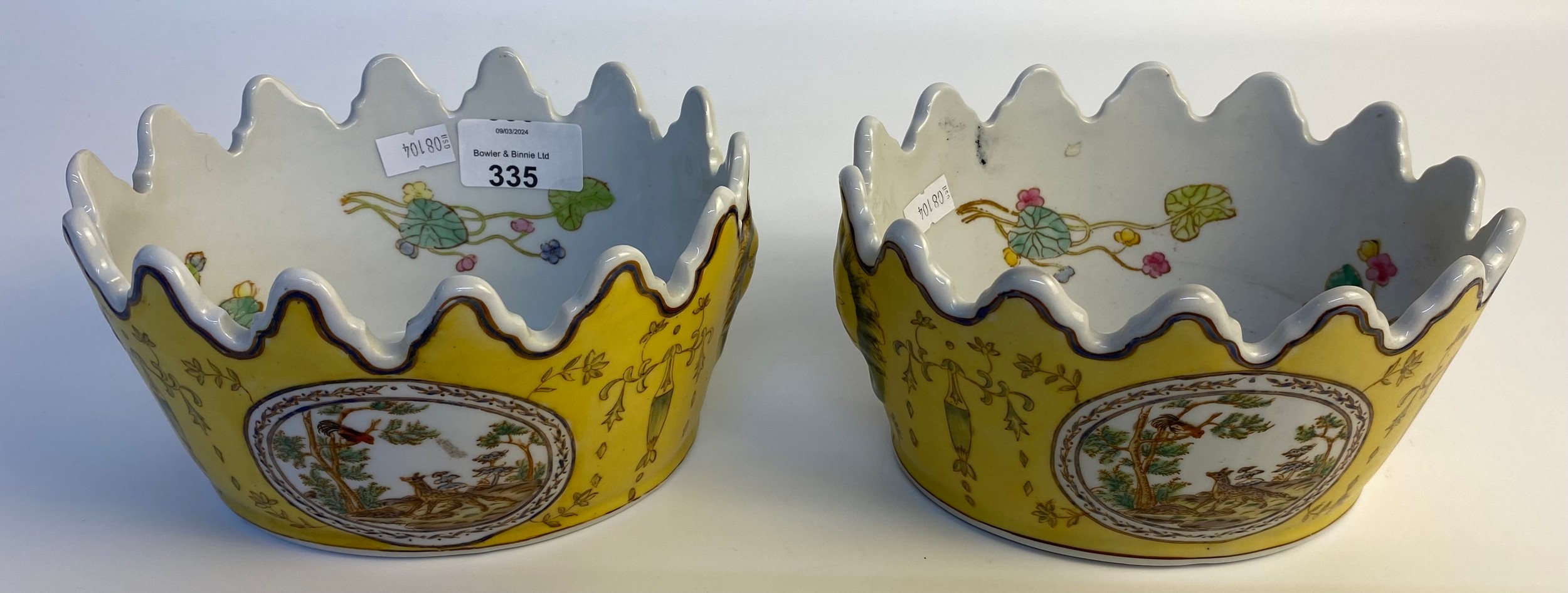 A Pair of 20th century Chinese Porcelain Jaune Ground Lion Head Monteith with Pheasant and Wolf - Bild 2 aus 8