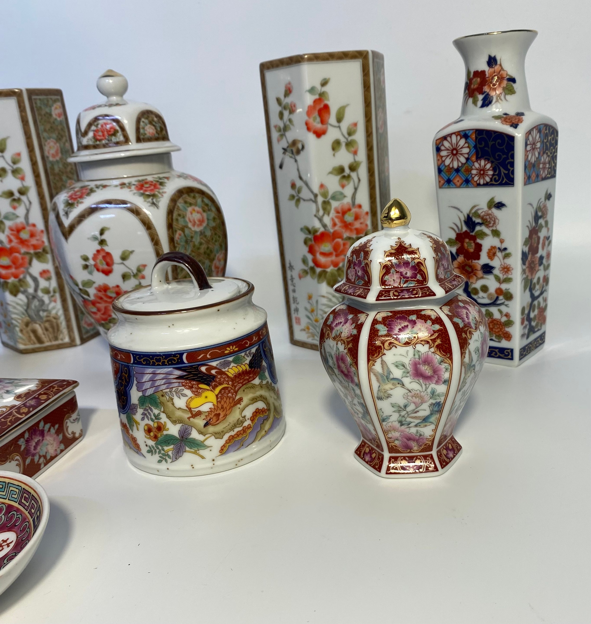 A collection of modern oriental ware; A pair of modern signed flower & bird scene vases - Bild 4 aus 4