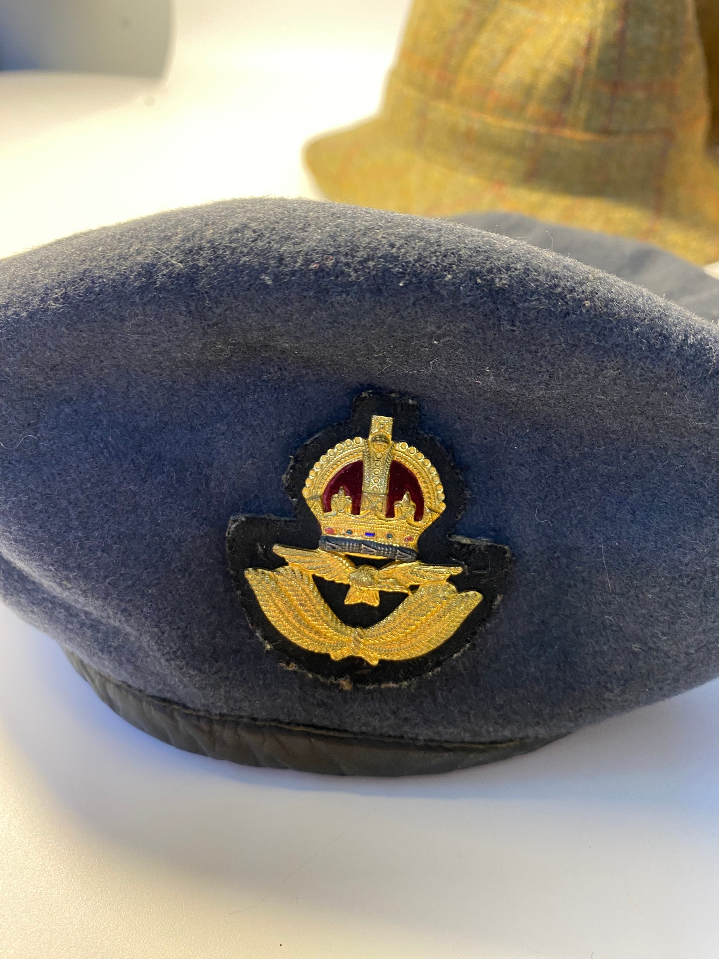 Vintage police hat & fez hat together with a Scottish military ice bucket - Bild 2 aus 6