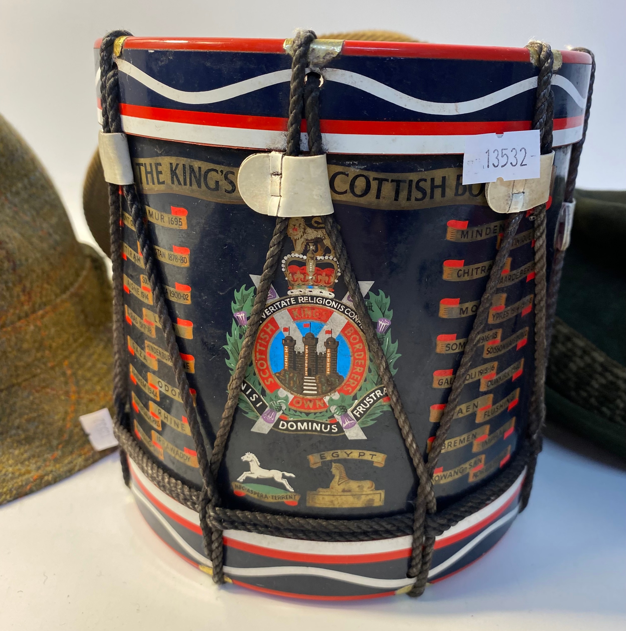 Vintage police hat & fez hat together with a Scottish military ice bucket - Bild 5 aus 6