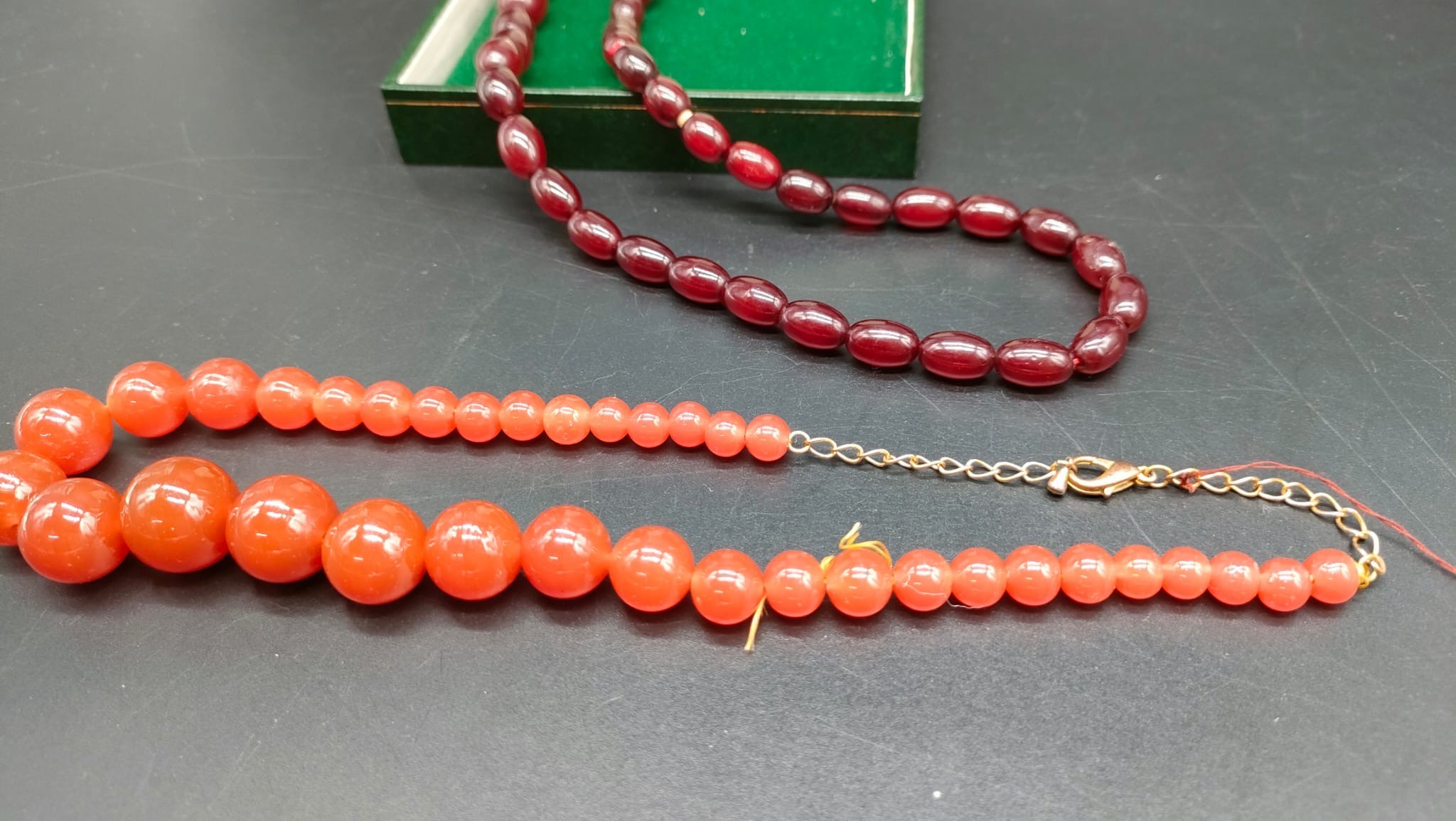 Vintage cherry amber graduating bread necklace. Together with a vintage orange glass bead - Image 2 of 10