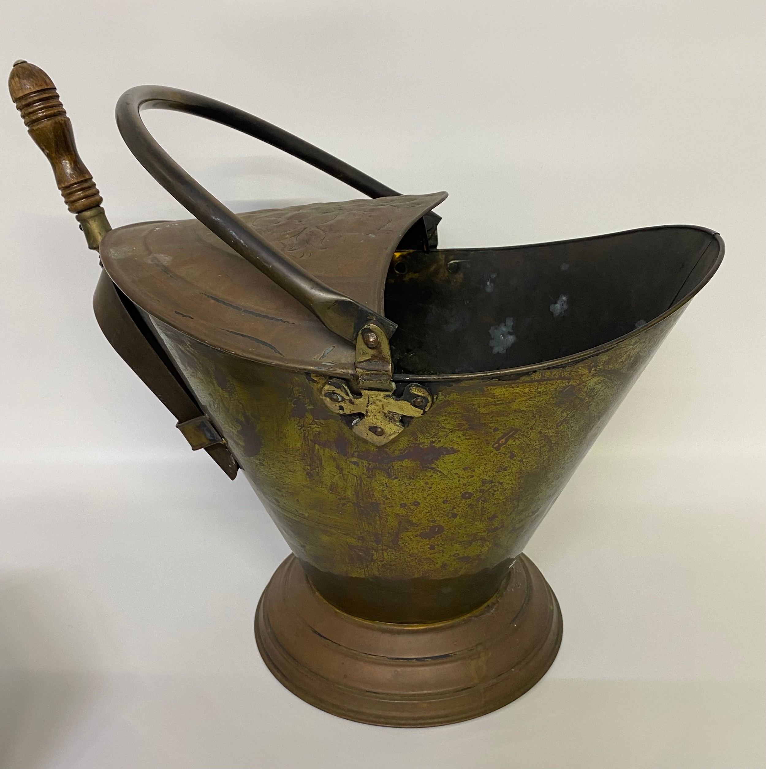 An Antique brass coal skuttle, fire dog utensils along with Brown polson antique advertising corn - Bild 2 aus 5