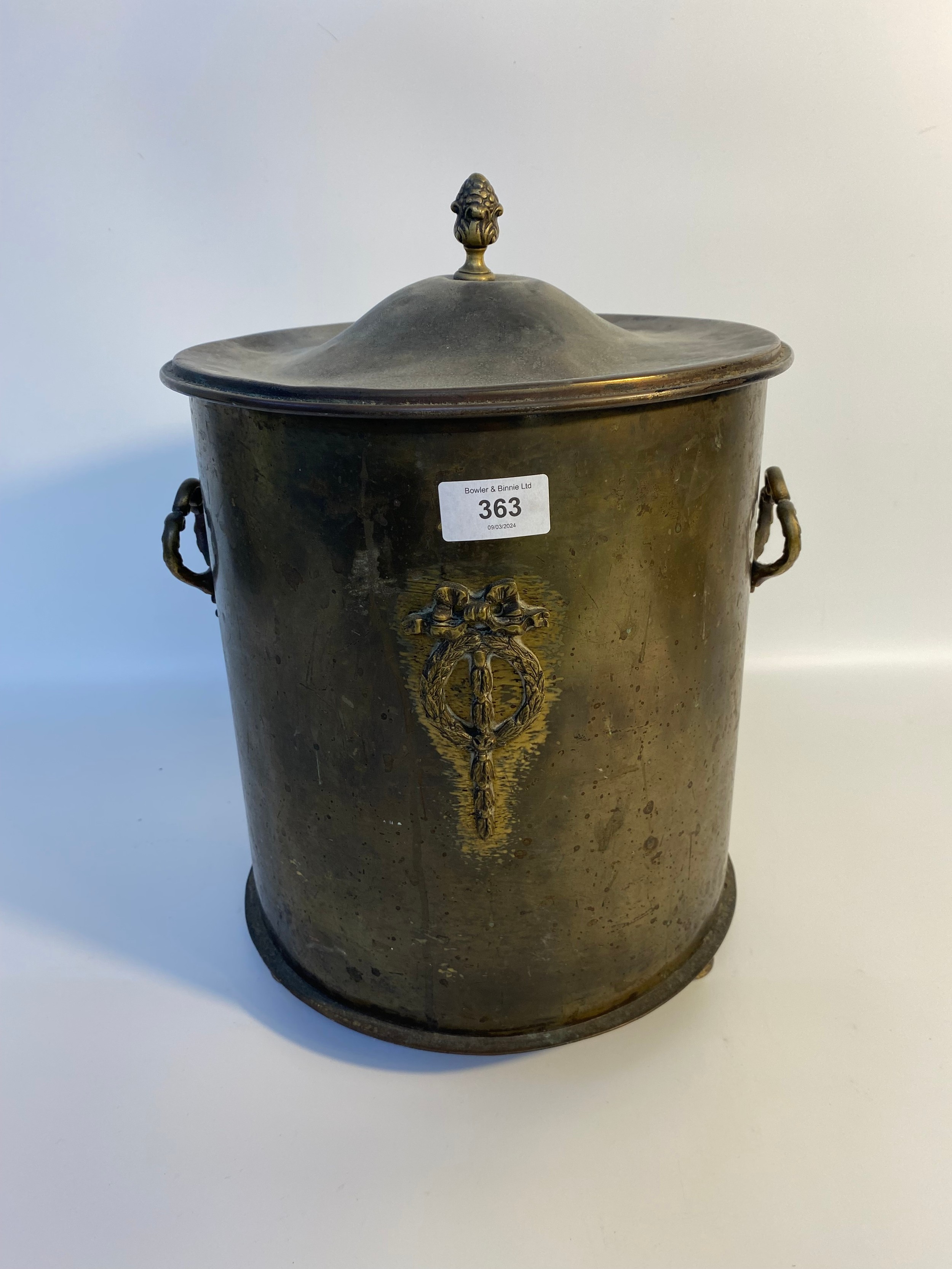 A large collection of brass and copper ware; three brass magazine racks, jelly pans, brass coal - Image 3 of 5