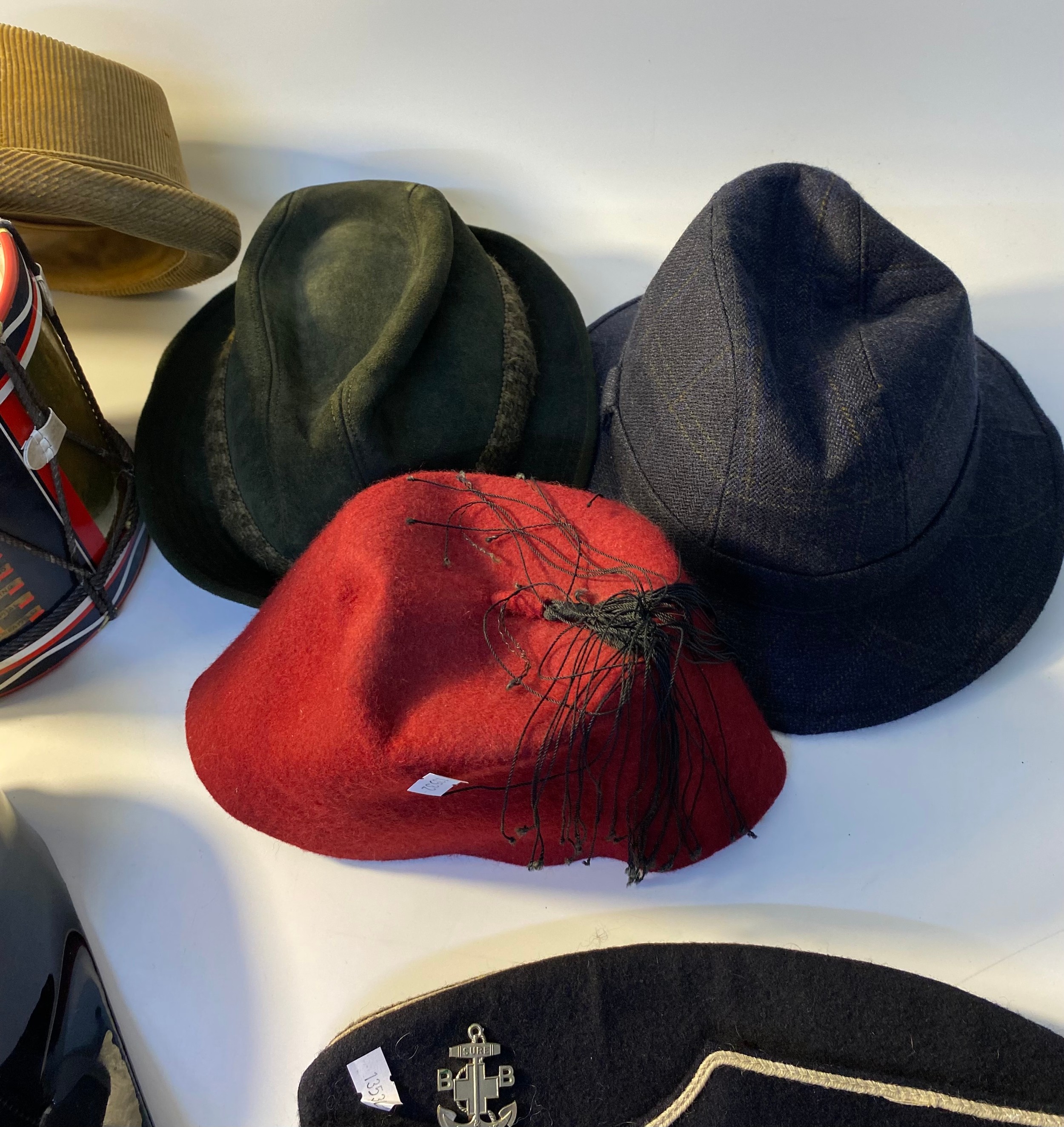 Vintage police hat & fez hat together with a Scottish military ice bucket - Bild 6 aus 6