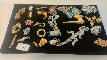 A collection of various brooches; lizard brooch, panda brooch & flower brooches