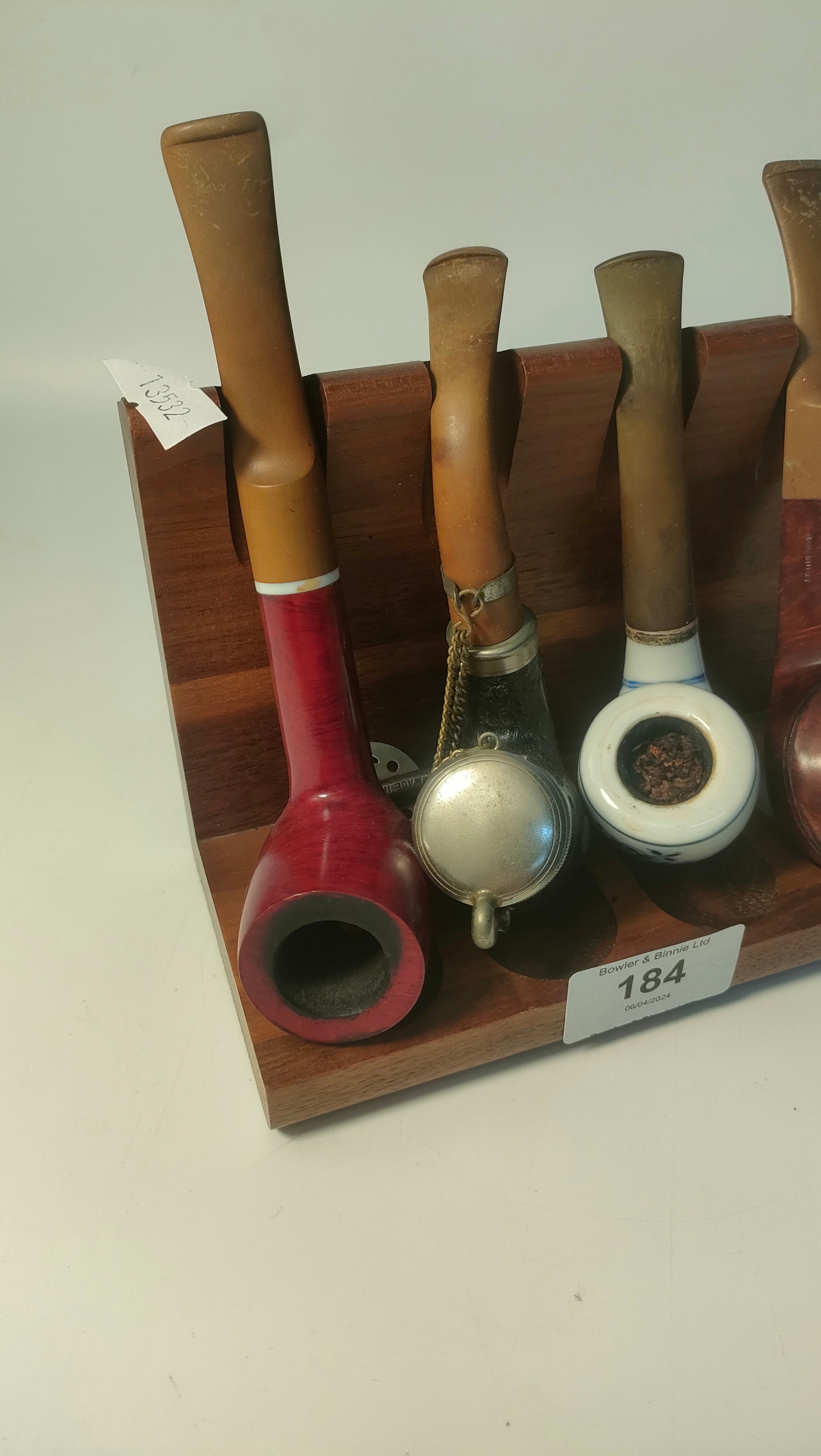 Four smoking pipes on display stand; Harvey pipe & swiss made pipe - Bild 2 aus 5