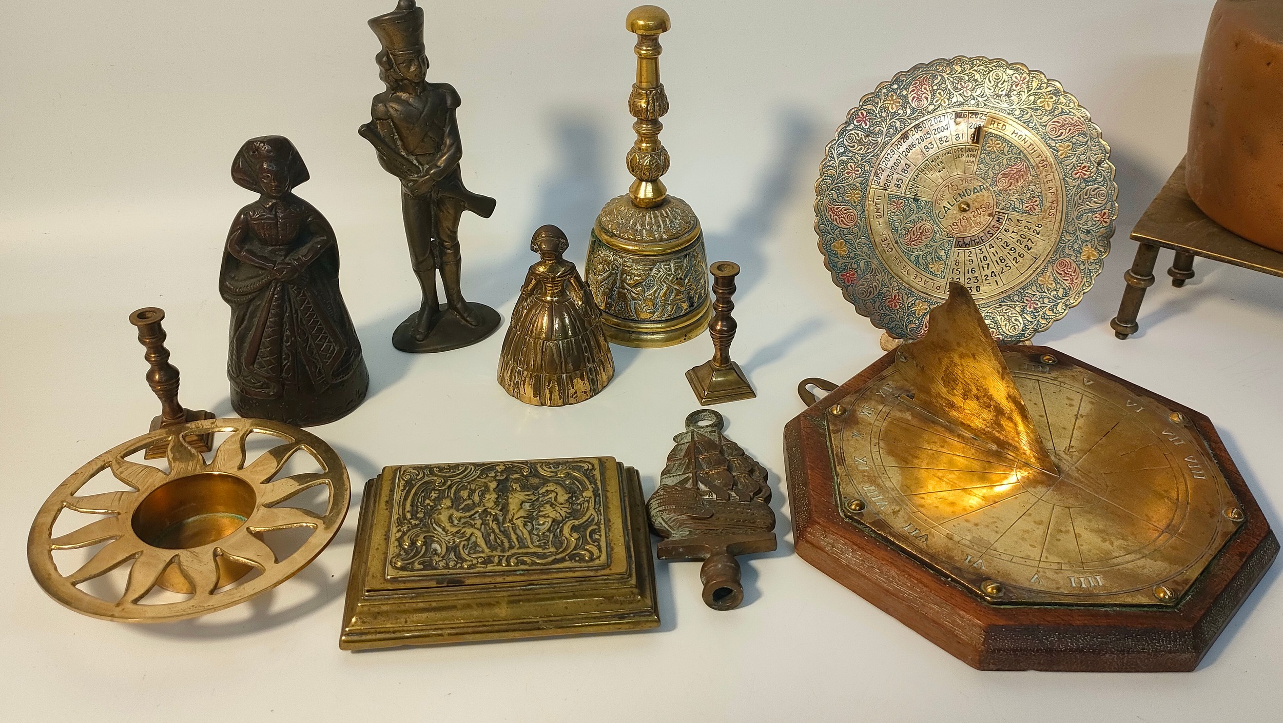 Collection of brass & copper ware; to include brass soldier figure, 2 ornate lady bells, sun - Bild 3 aus 4