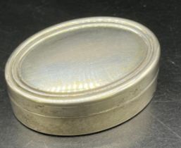 800 Grade silver oval form snuff box. [1.7x4.2x3cm]