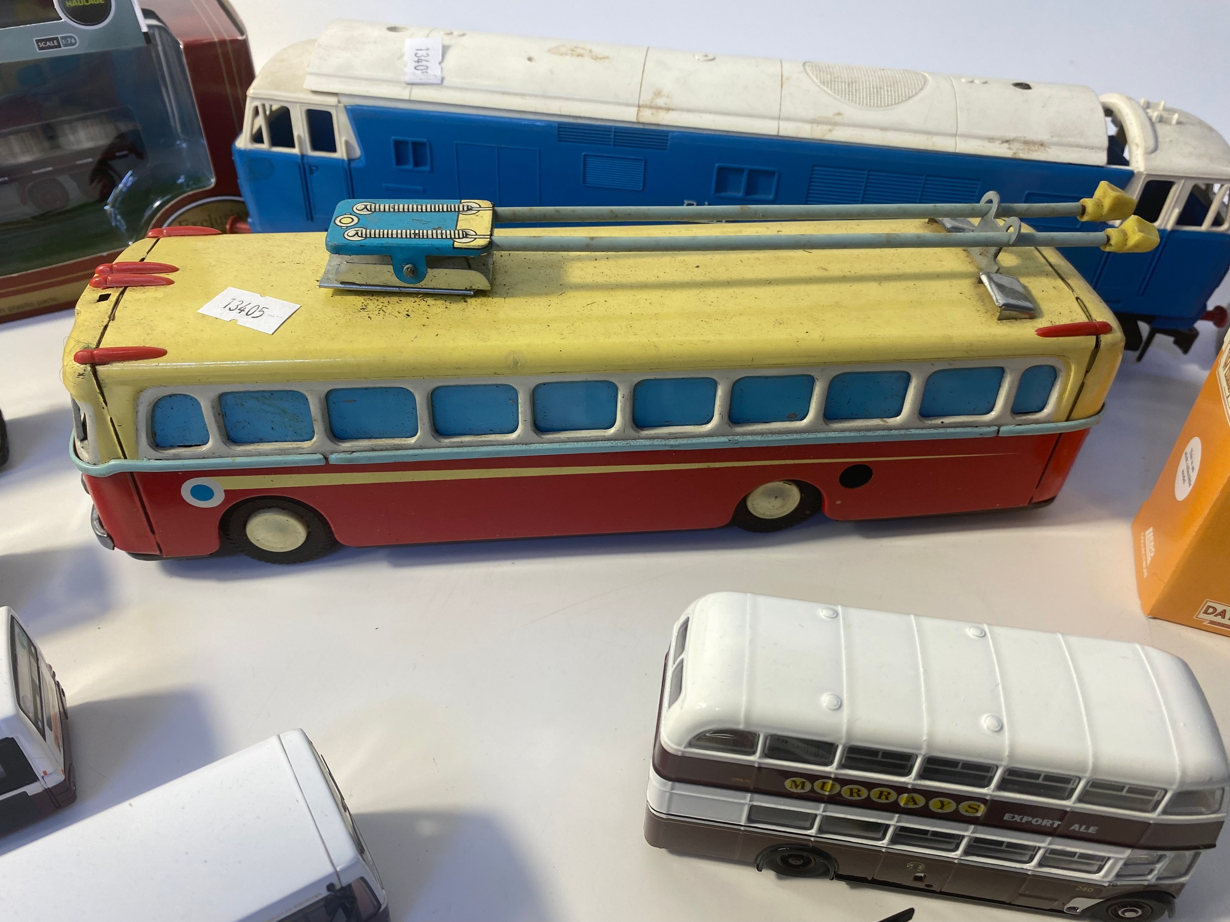 Collection of vintage model; to include a model of blue flier diesel loco, tin plate bus & boxed - Bild 2 aus 5