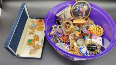 Collection of Costume jewellery brooches and odds; Plated pill box with a fitted agate stone lid.