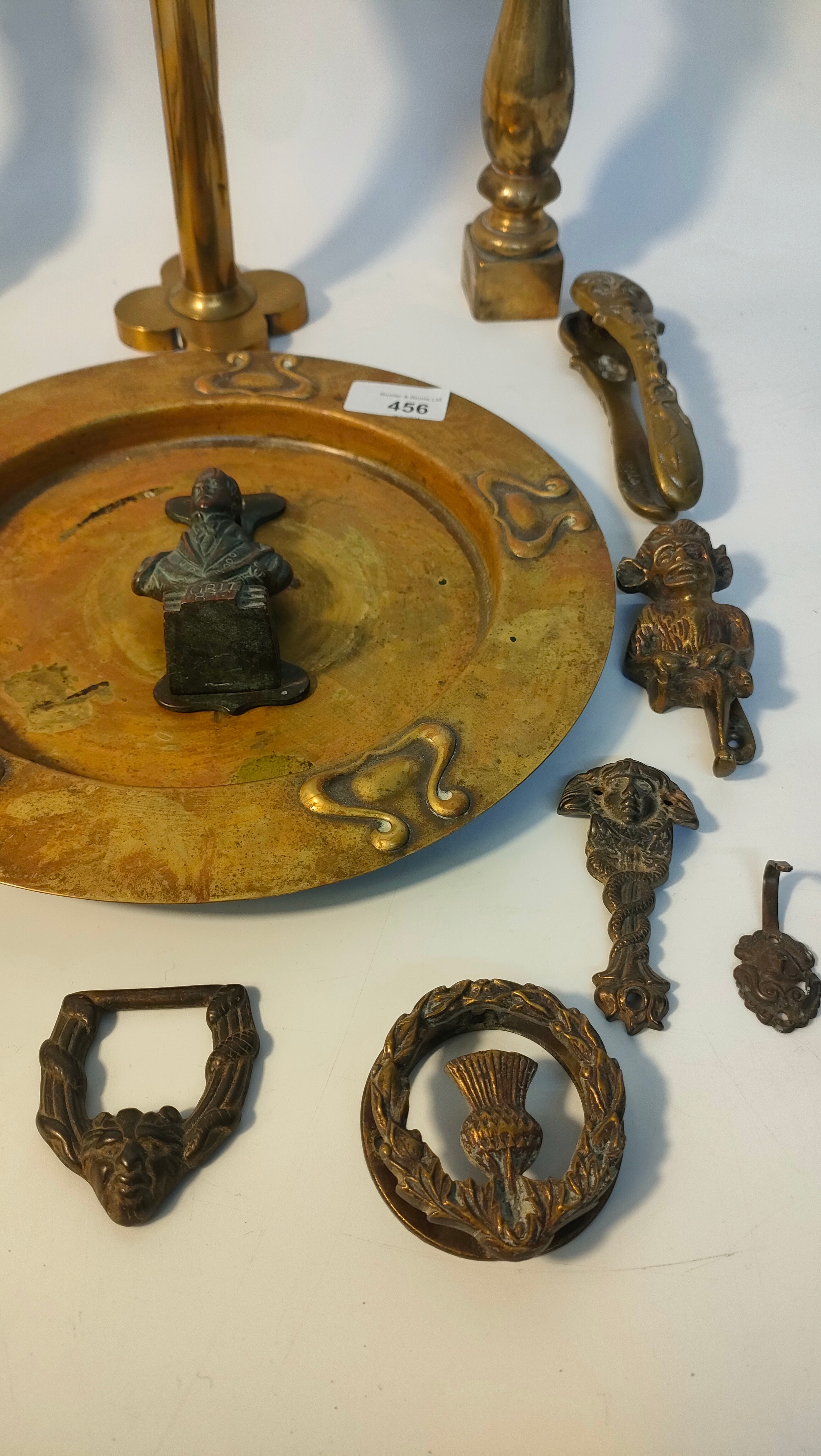 Collection of brass ware; vintage brass door knockers, art nouveau plate & pair of brass moon - Bild 5 aus 6