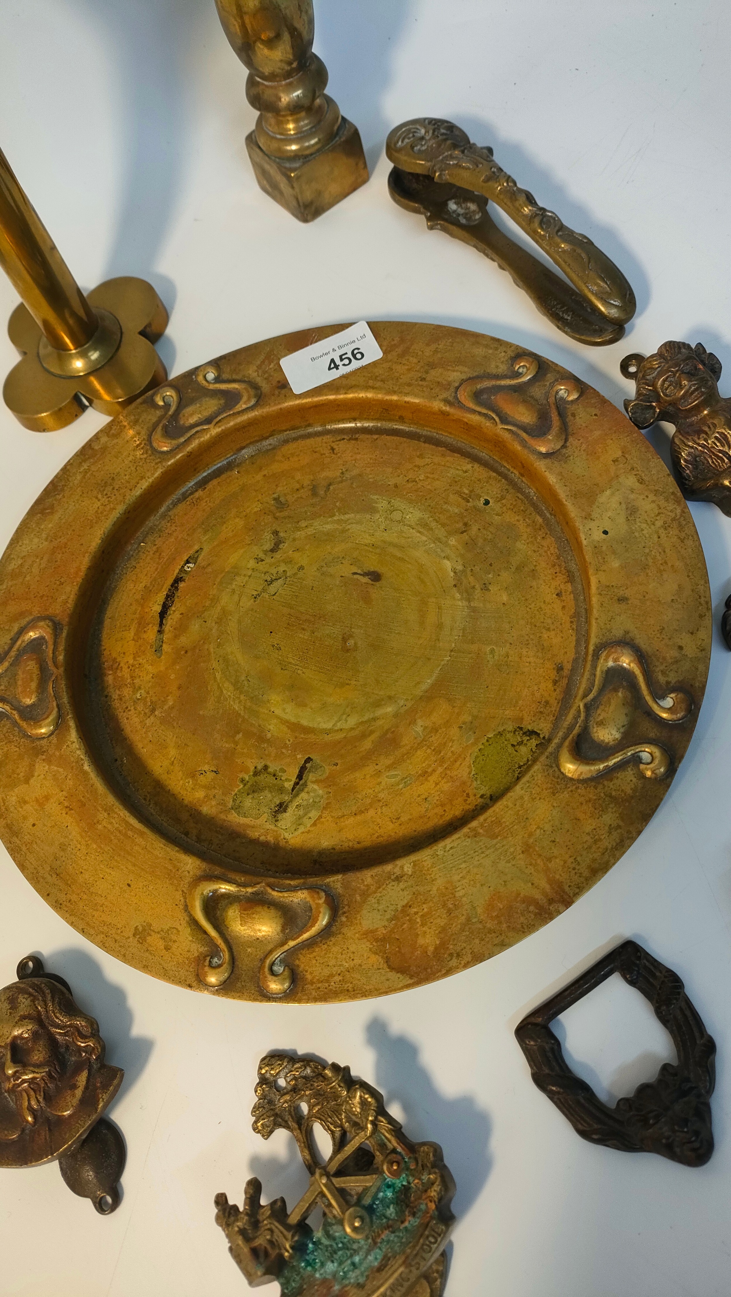 Collection of brass ware; vintage brass door knockers, art nouveau plate & pair of brass moon - Bild 2 aus 6
