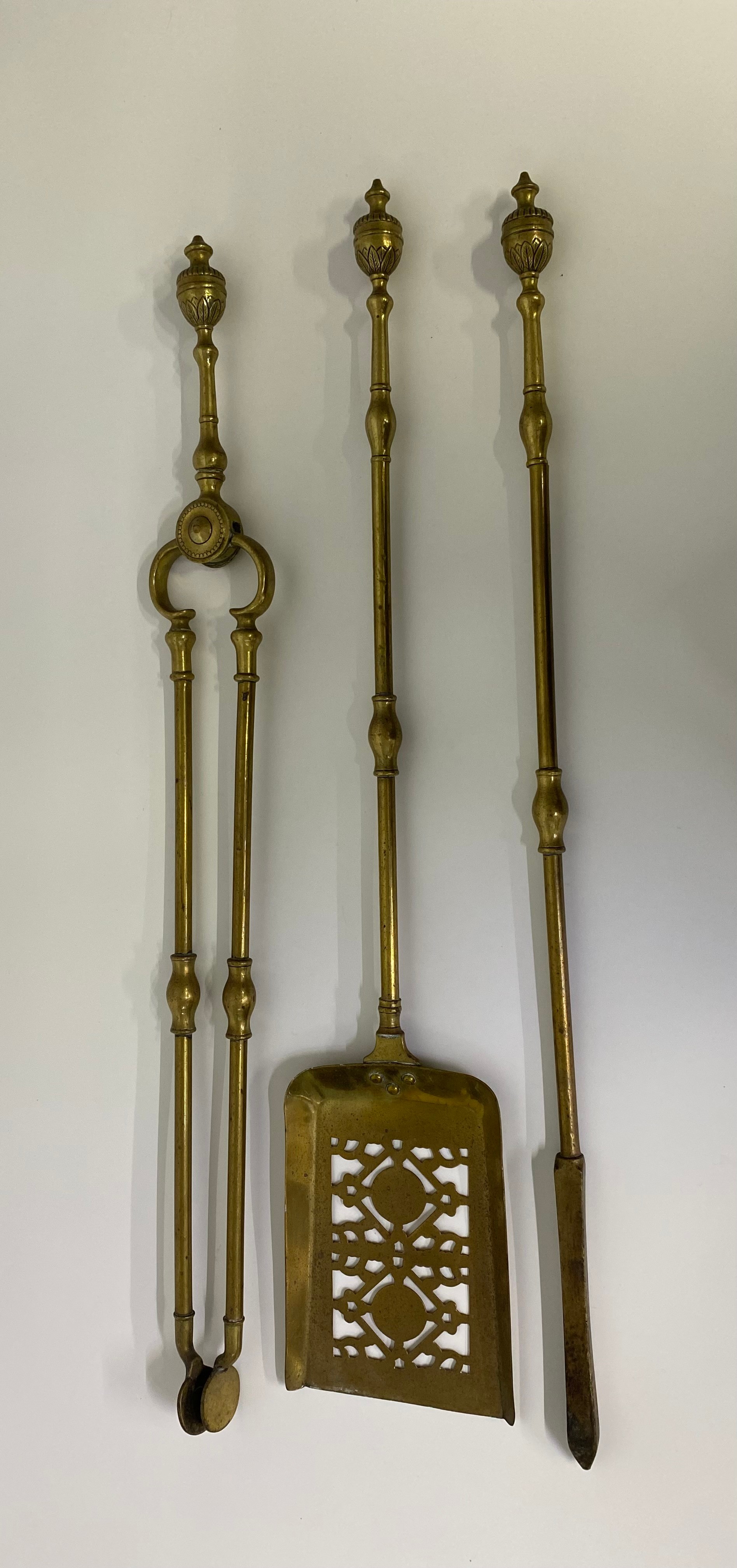 An Antique brass coal skuttle, fire dog utensils along with Brown polson antique advertising corn - Bild 5 aus 5