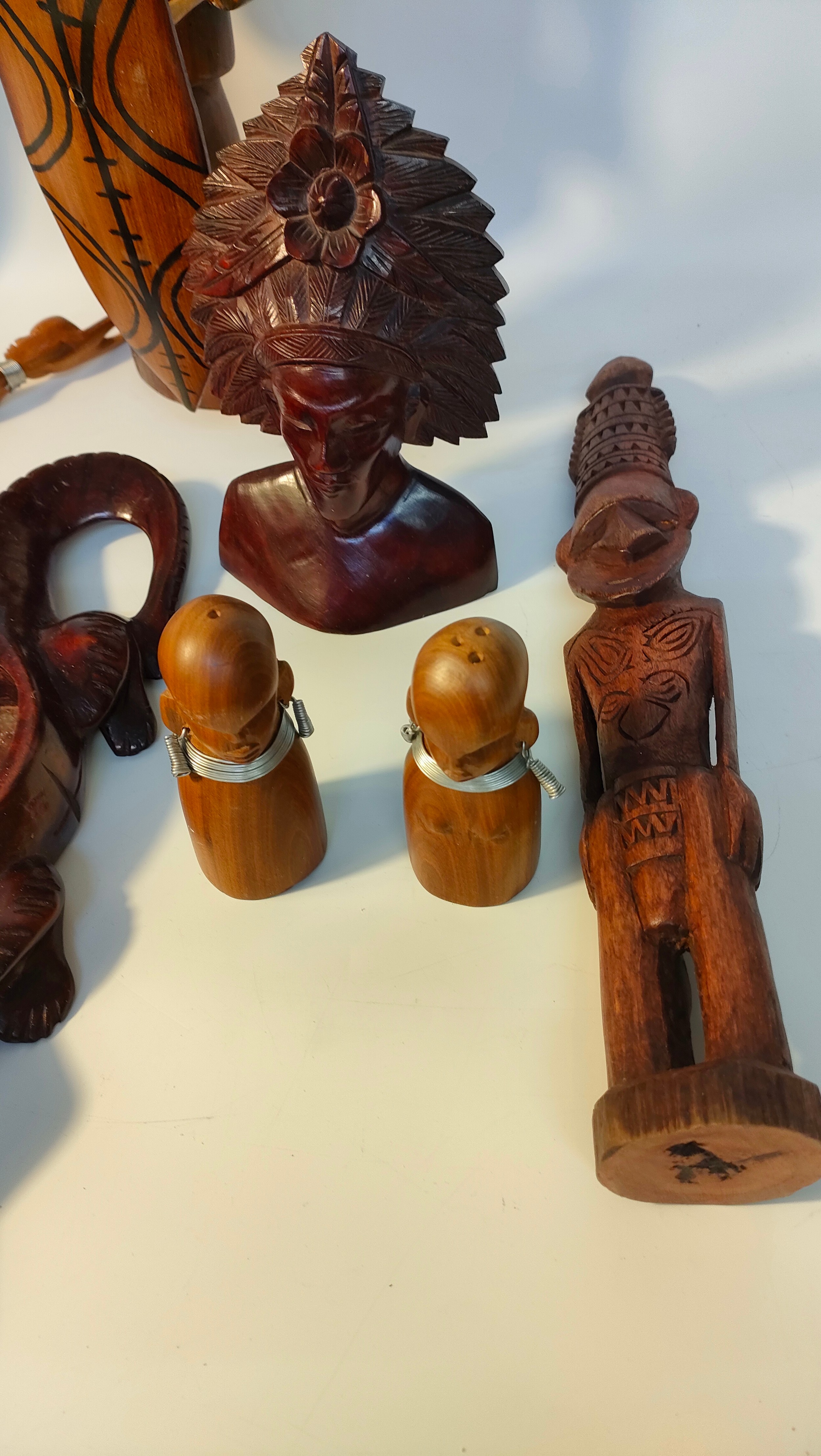 Box of African wooden collectables; African tribal wooden figures & fly swatter - Image 4 of 4