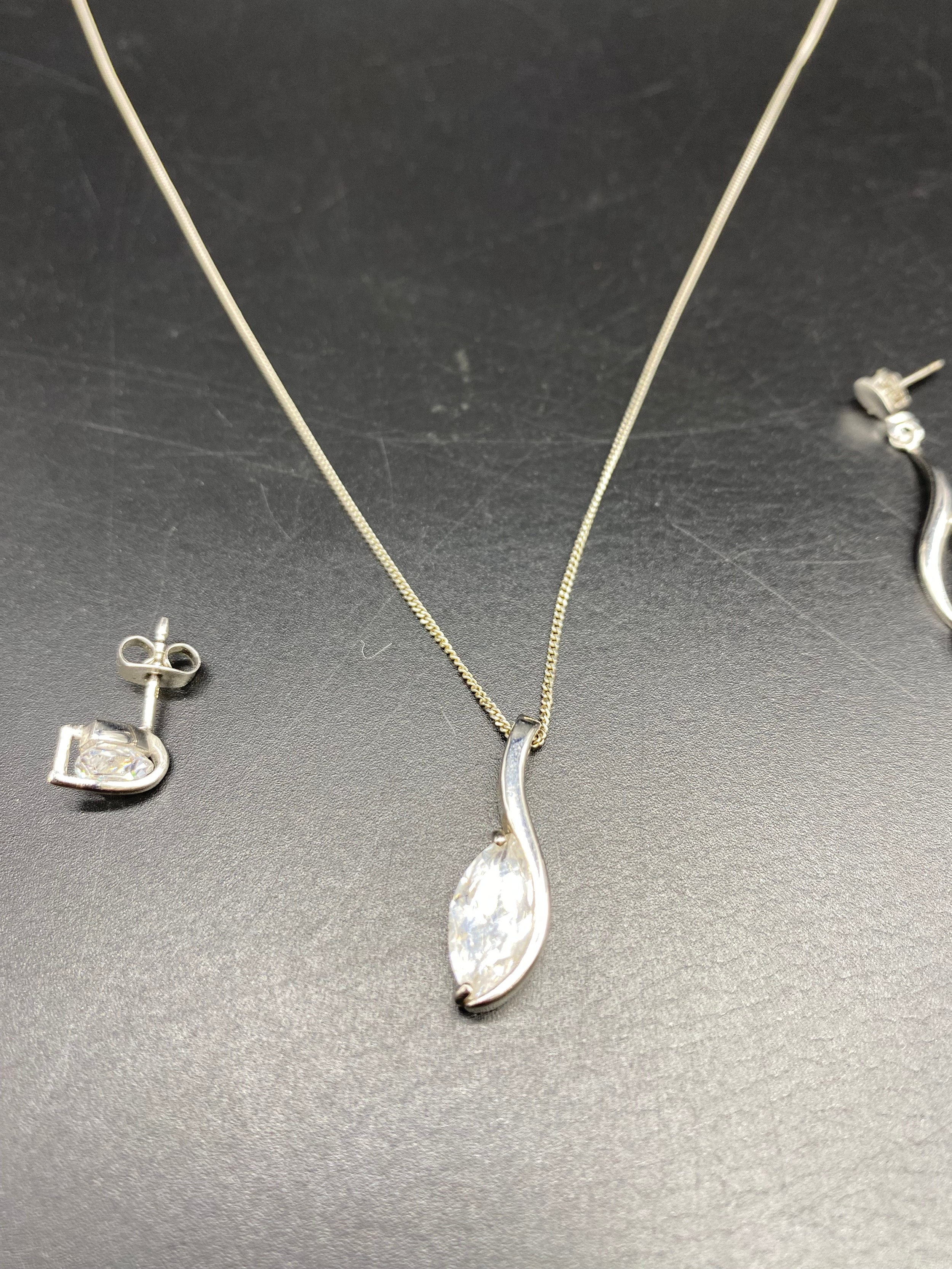 9ct white gold 375 hallmarked chain pendant & earrings set along with pair of white gold drop - Image 4 of 5