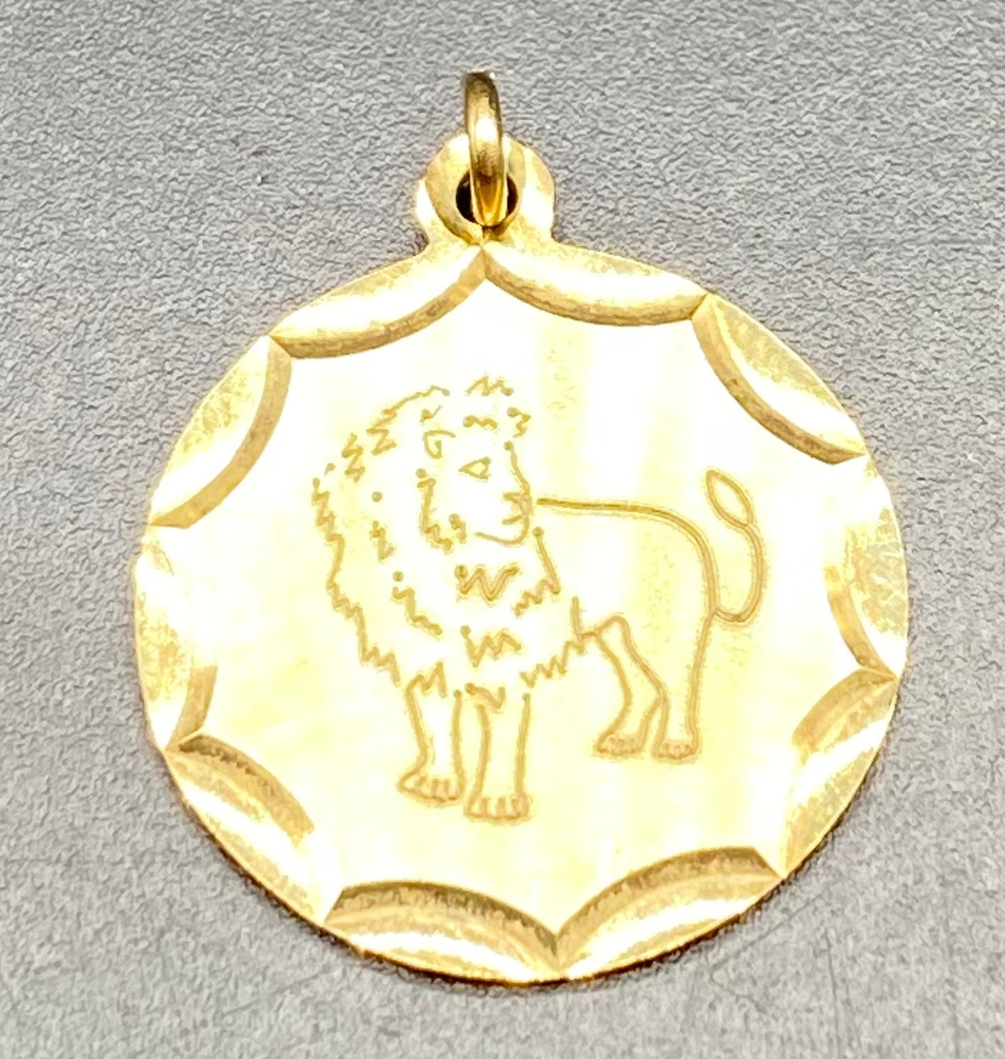 9ct gold 375 hallmarked pendant with etched lion to centre [1.94] grams - Image 2 of 3