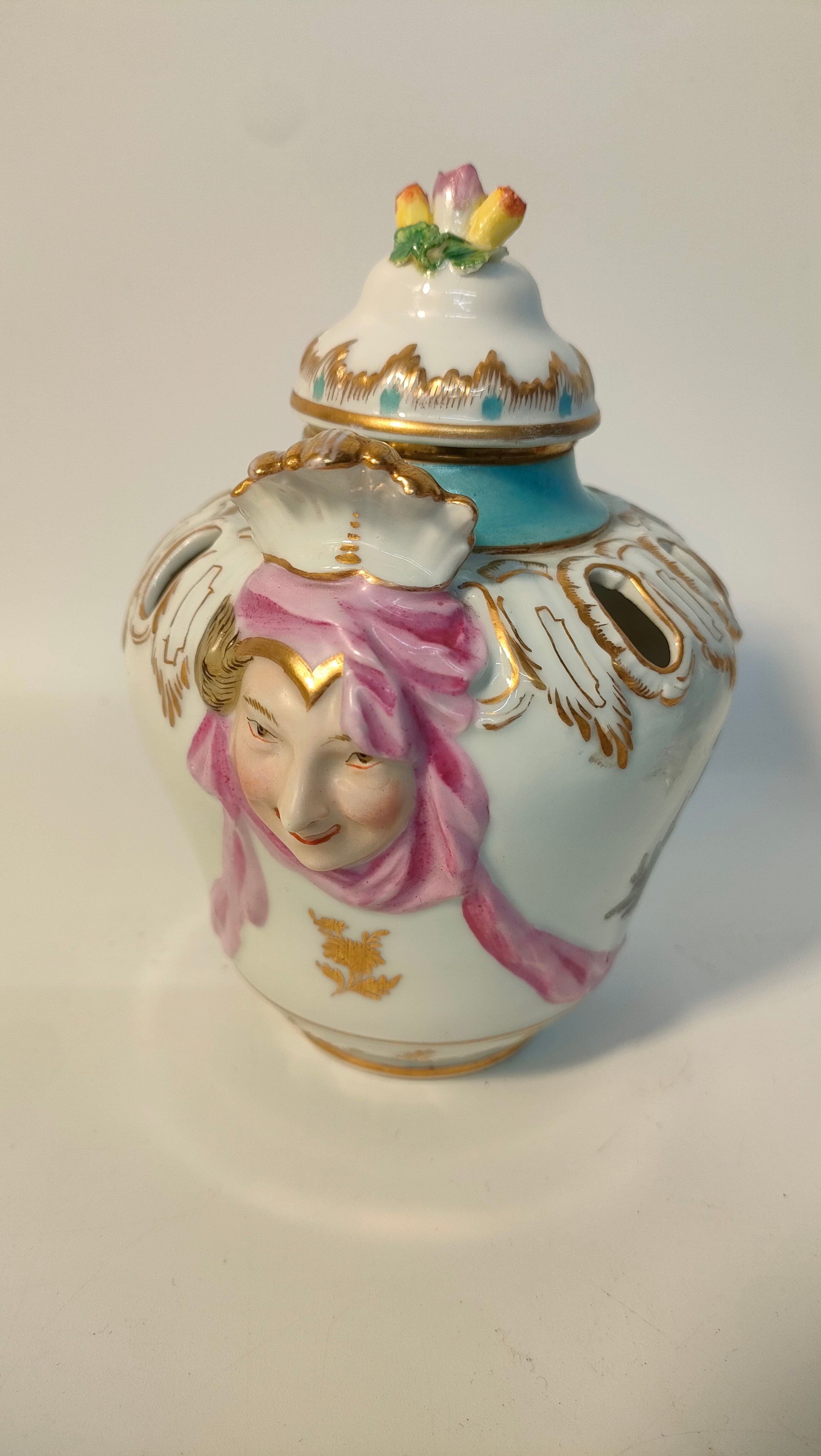 Box of collectables to include Royal Doulton town crier figure, Royal Doulton flower pattern jug ≥ - Image 9 of 10