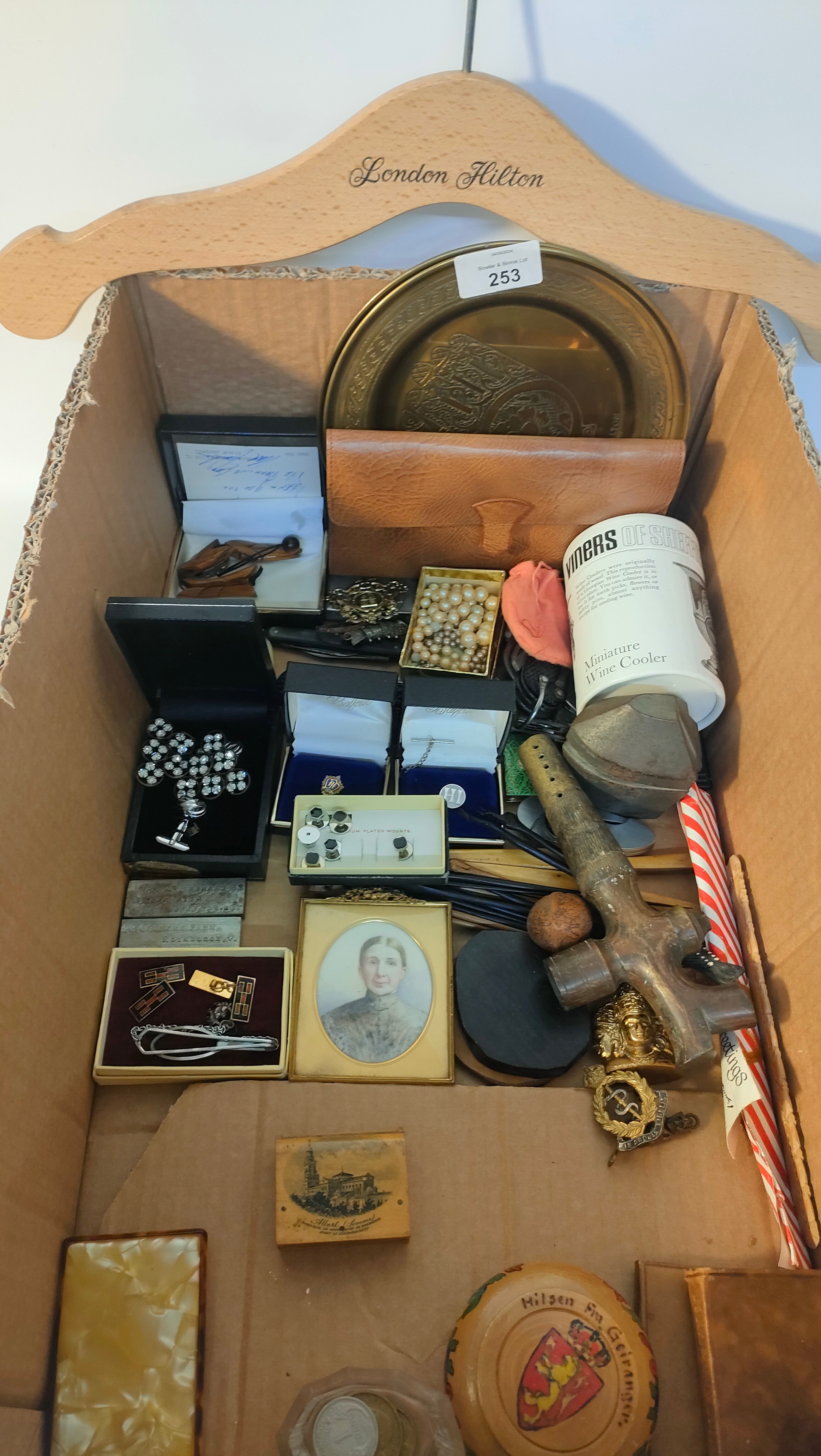 Box of interesting collectables; vintage pen knives, Edwardian page & Hilton hotel memorabilia - Image 2 of 4