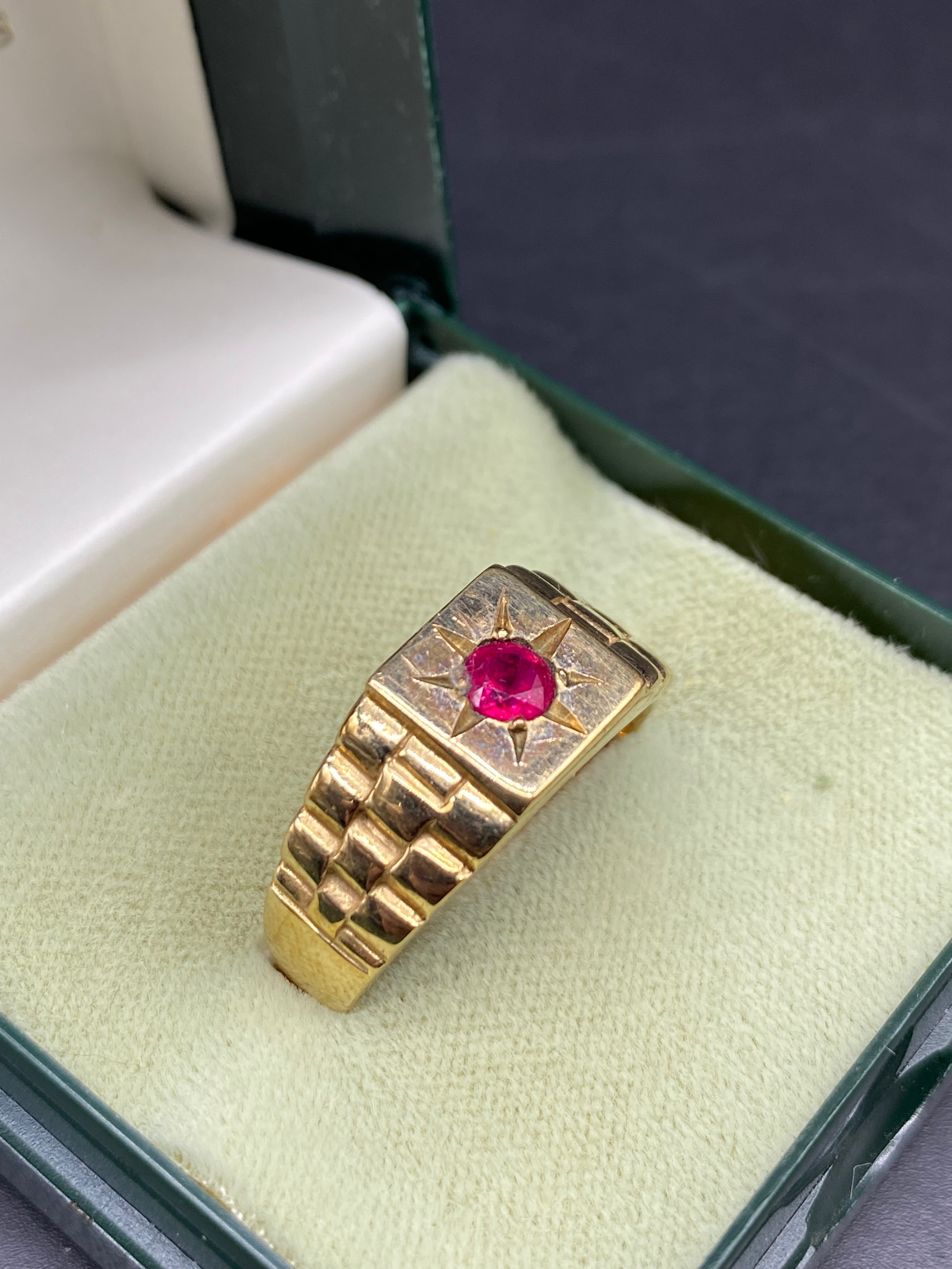 9ct gold Gents ring set with garnet stone [size T 1/2] [5.78] grams - Image 2 of 3
