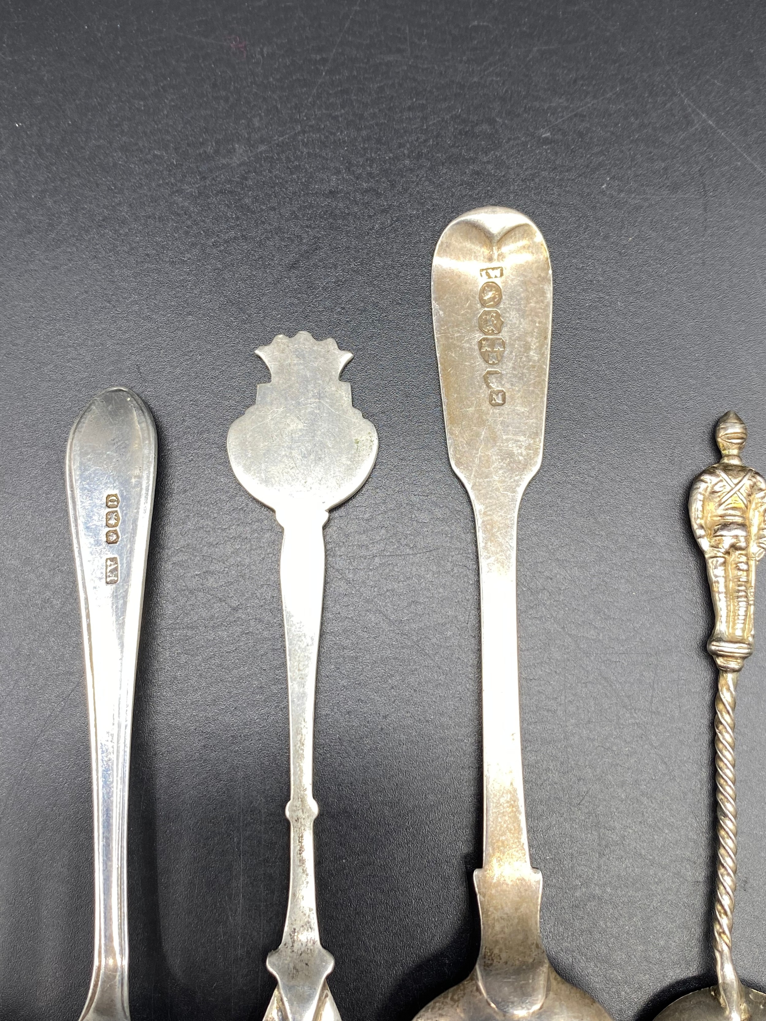 Silver hallmarked flat wares; spoons & fork [144.51] grams - Image 4 of 7