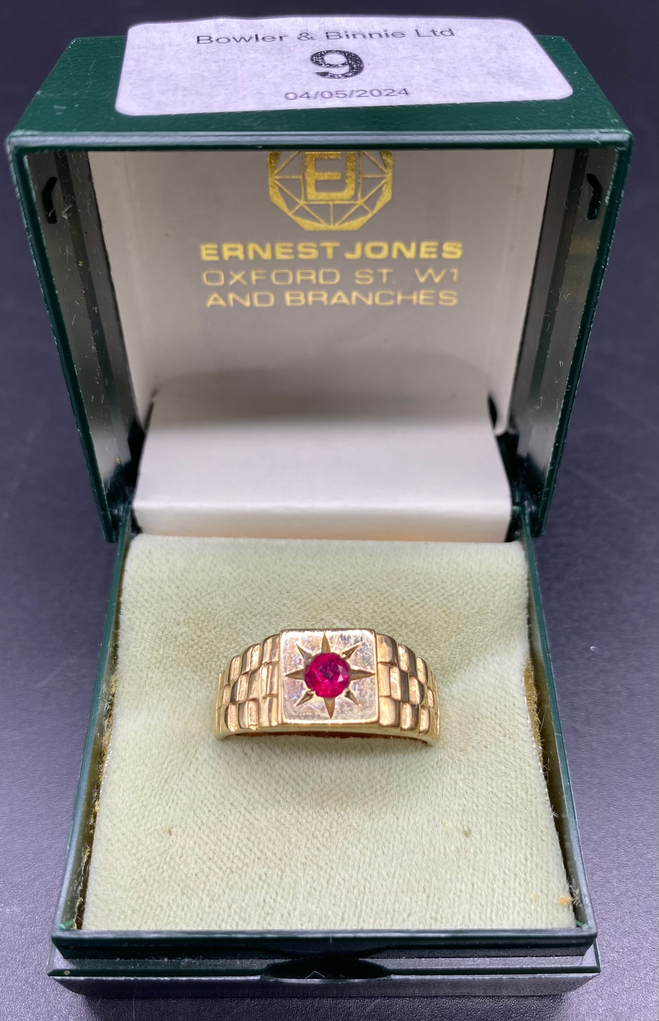 9ct gold Gents ring set with garnet stone [size T 1/2] [5.78] grams
